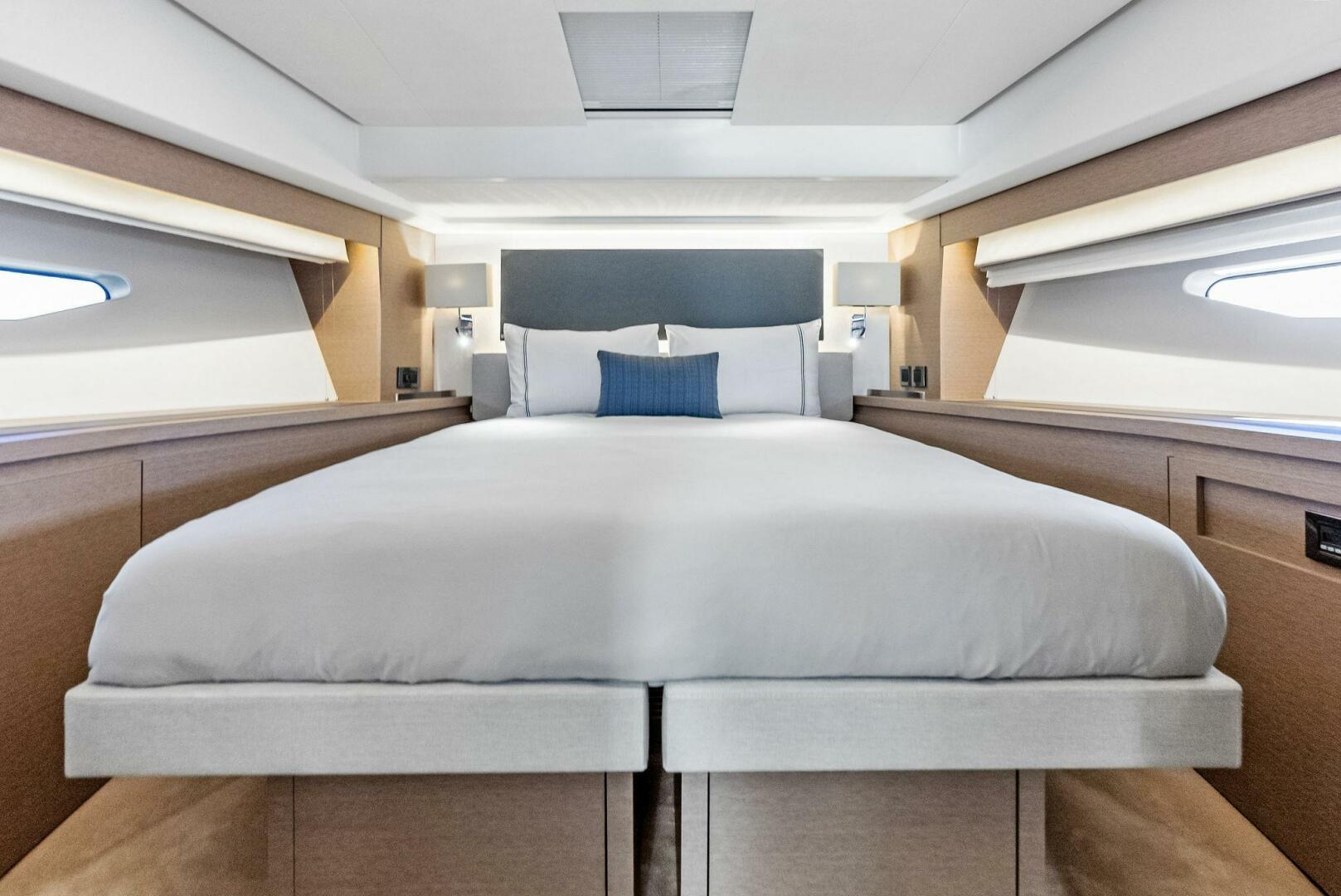 Slide: The Image of 2022 Prestige 590 Flybridge ANNA LOUISE - 4985324