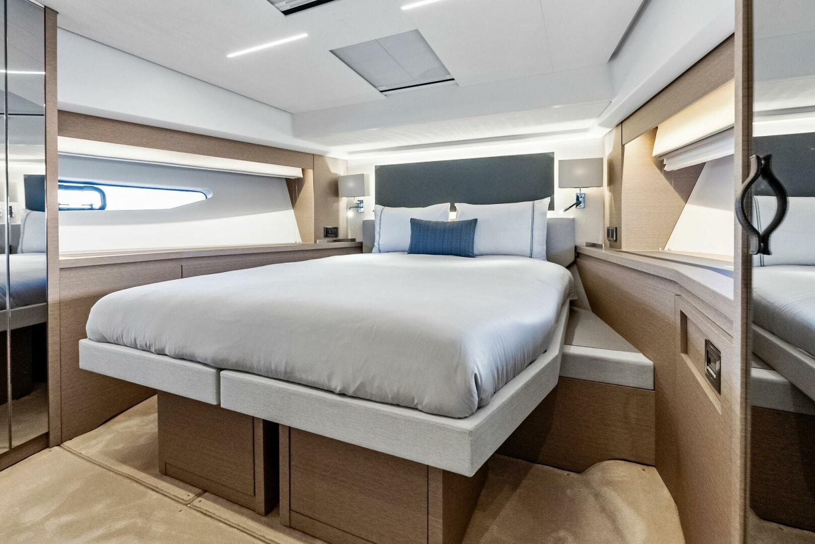 Slide: The Image of 2022 Prestige 590 Flybridge ANNA LOUISE - 4985326