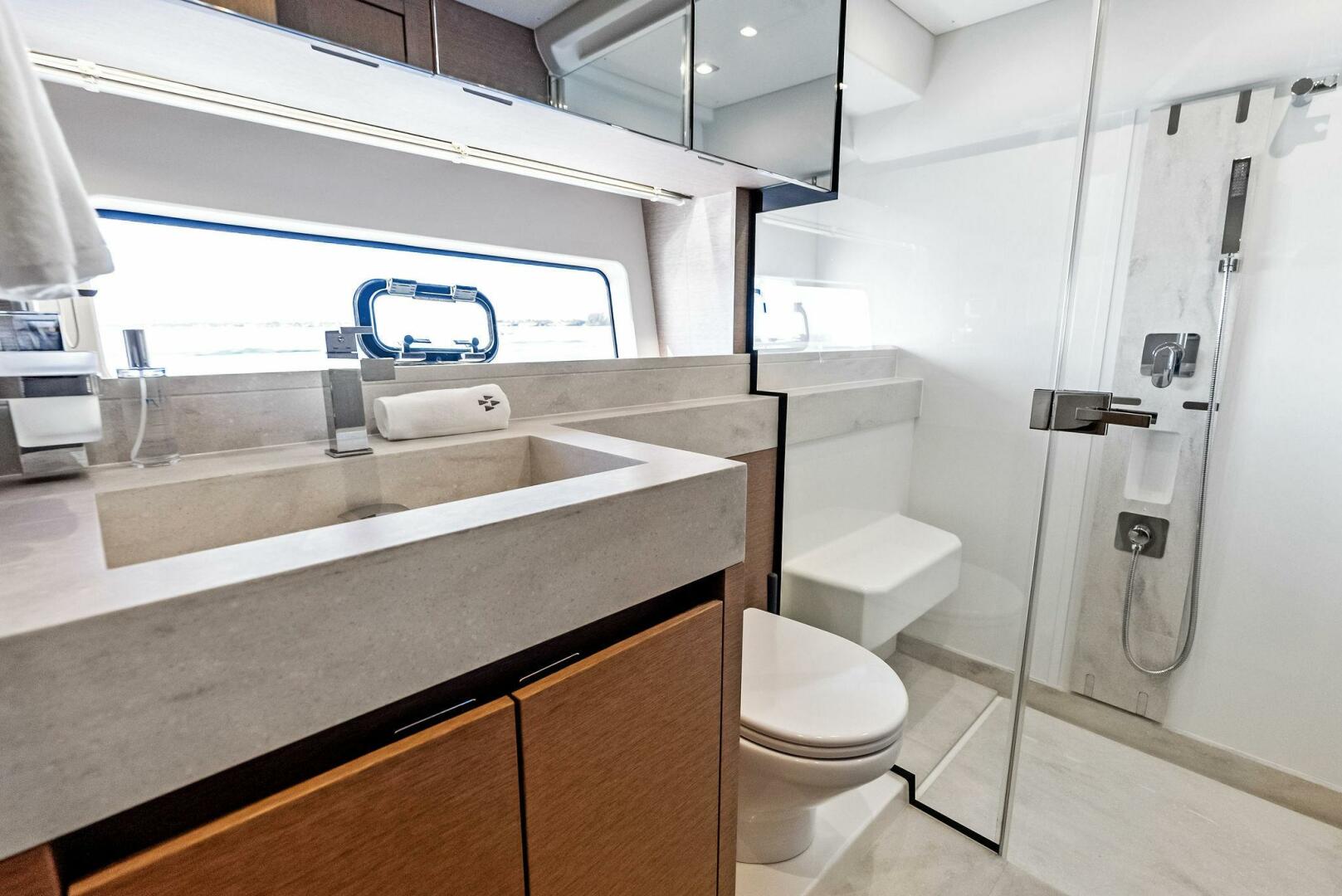 Slide: The Image of 2022 Prestige 590 Flybridge ANNA LOUISE - 4985329