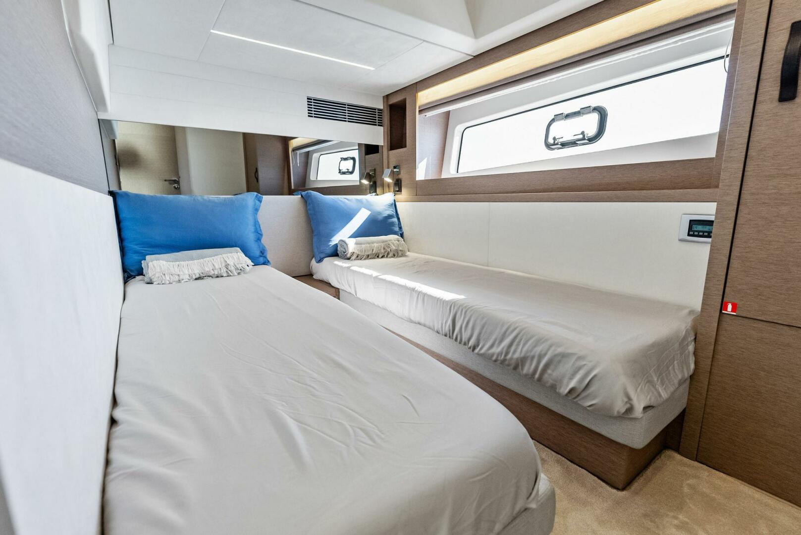 Slide: The Image of 2022 Prestige 590 Flybridge ANNA LOUISE - 4985331