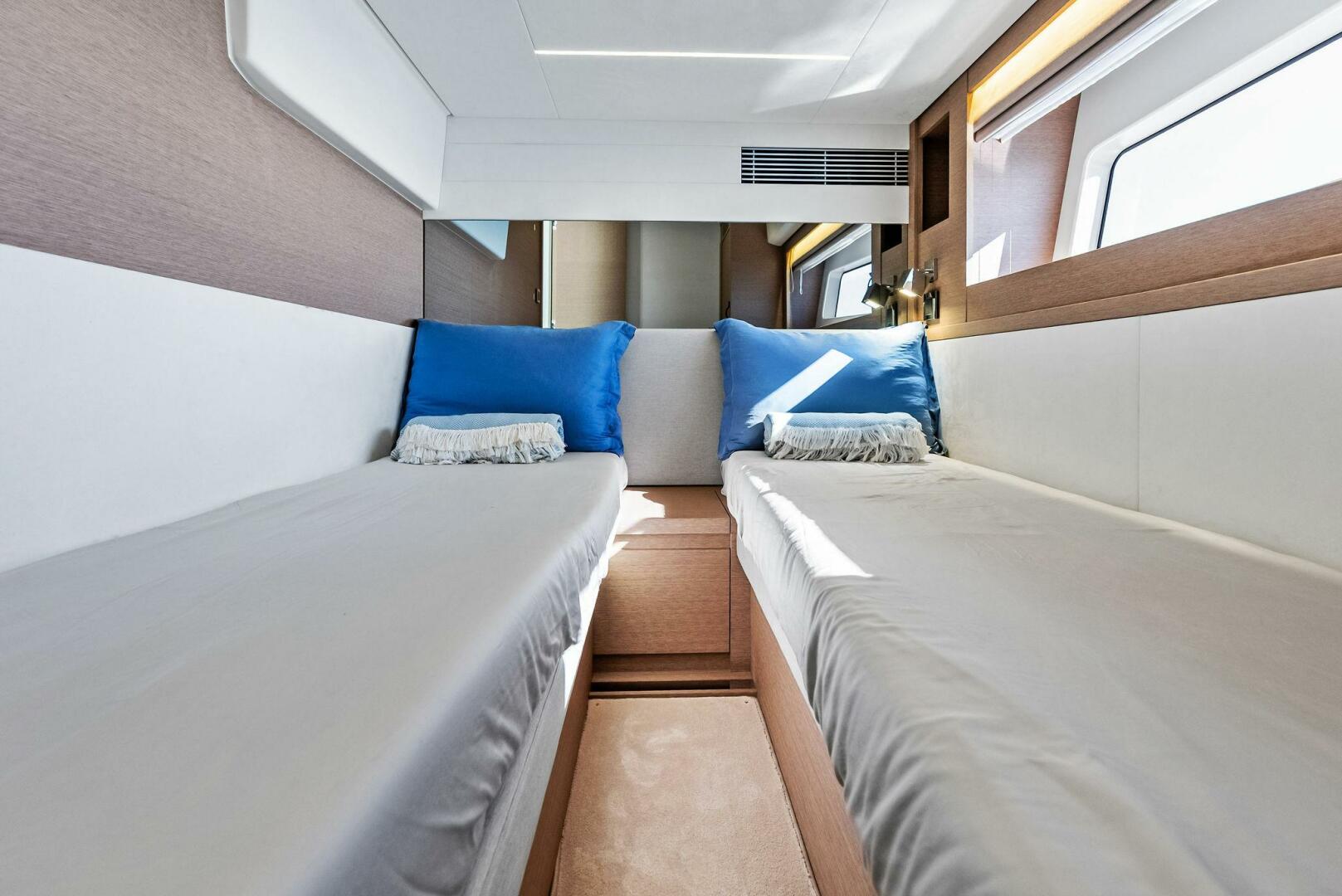 Slide: The Image of 2022 Prestige 590 Flybridge ANNA LOUISE - 4985332