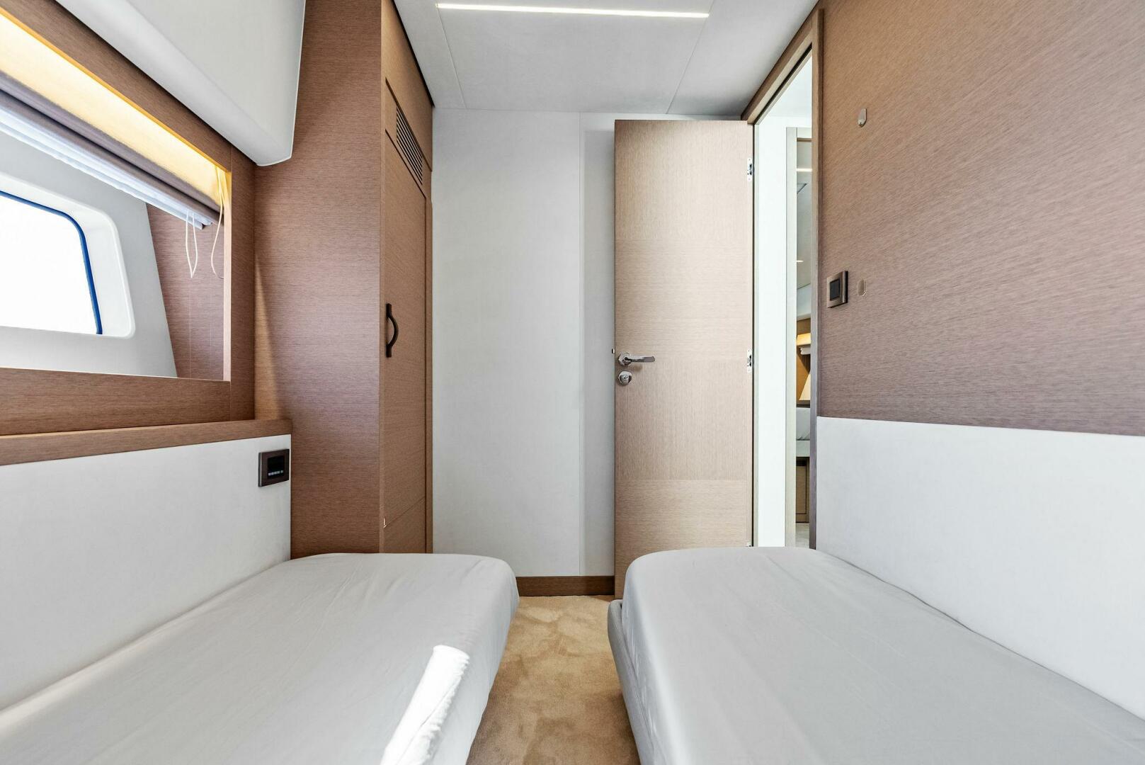 Slide: The Image of 2022 Prestige 590 Flybridge ANNA LOUISE - 4985333