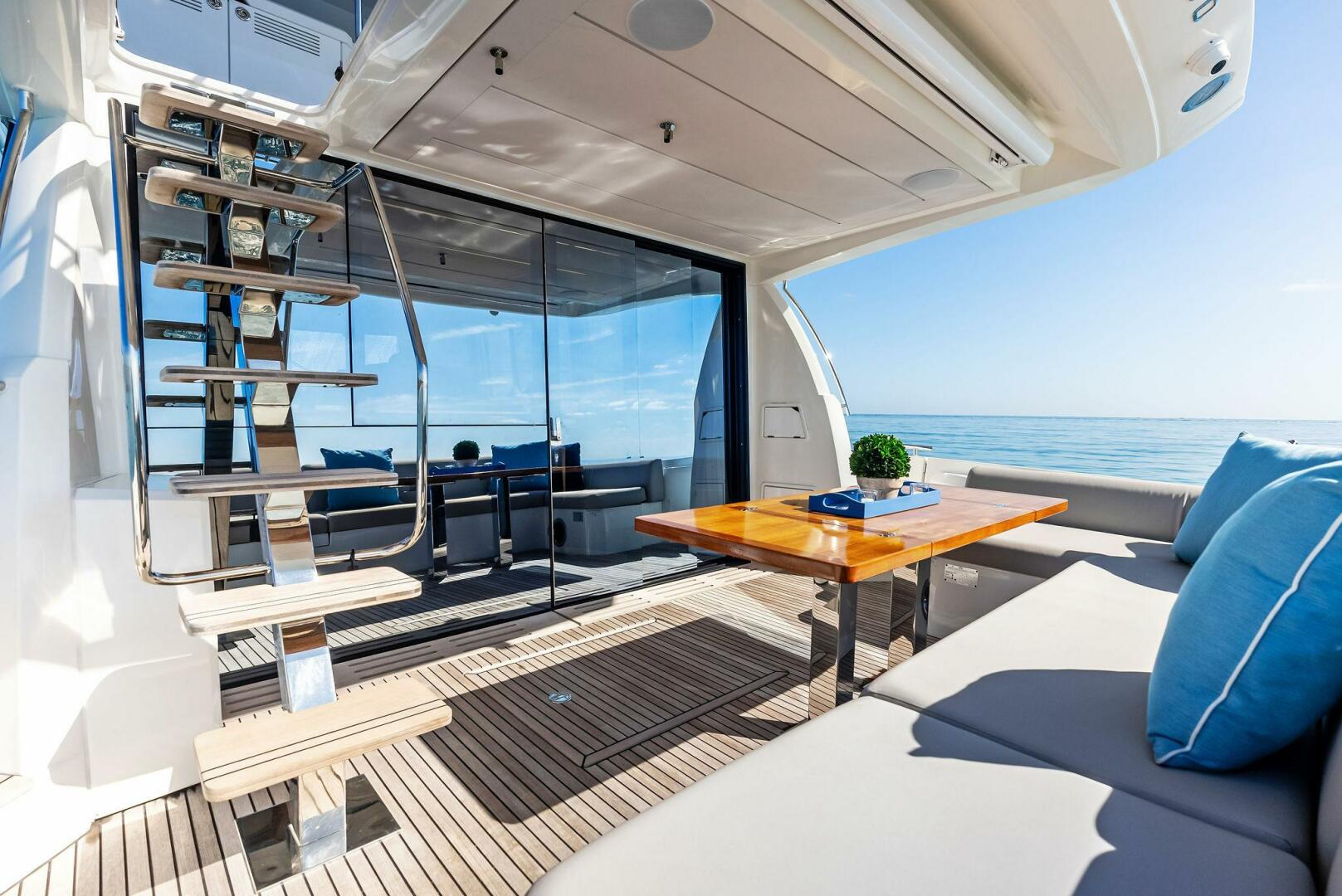 Slide: The Image of 2022 Prestige 590 Flybridge ANNA LOUISE - 4985349