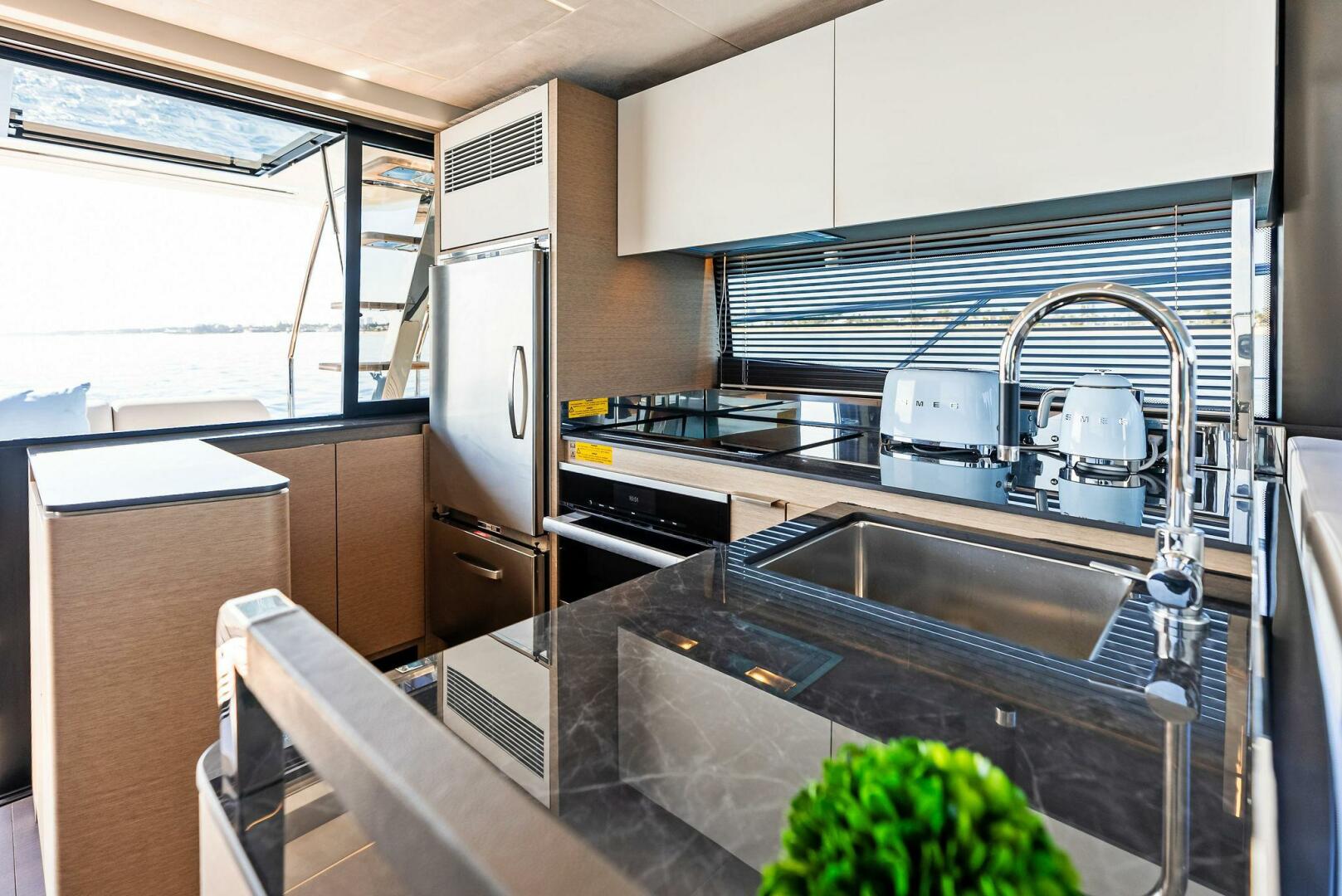 Slide: The Image of 2022 Prestige 590 Flybridge ANNA LOUISE - 4985295
