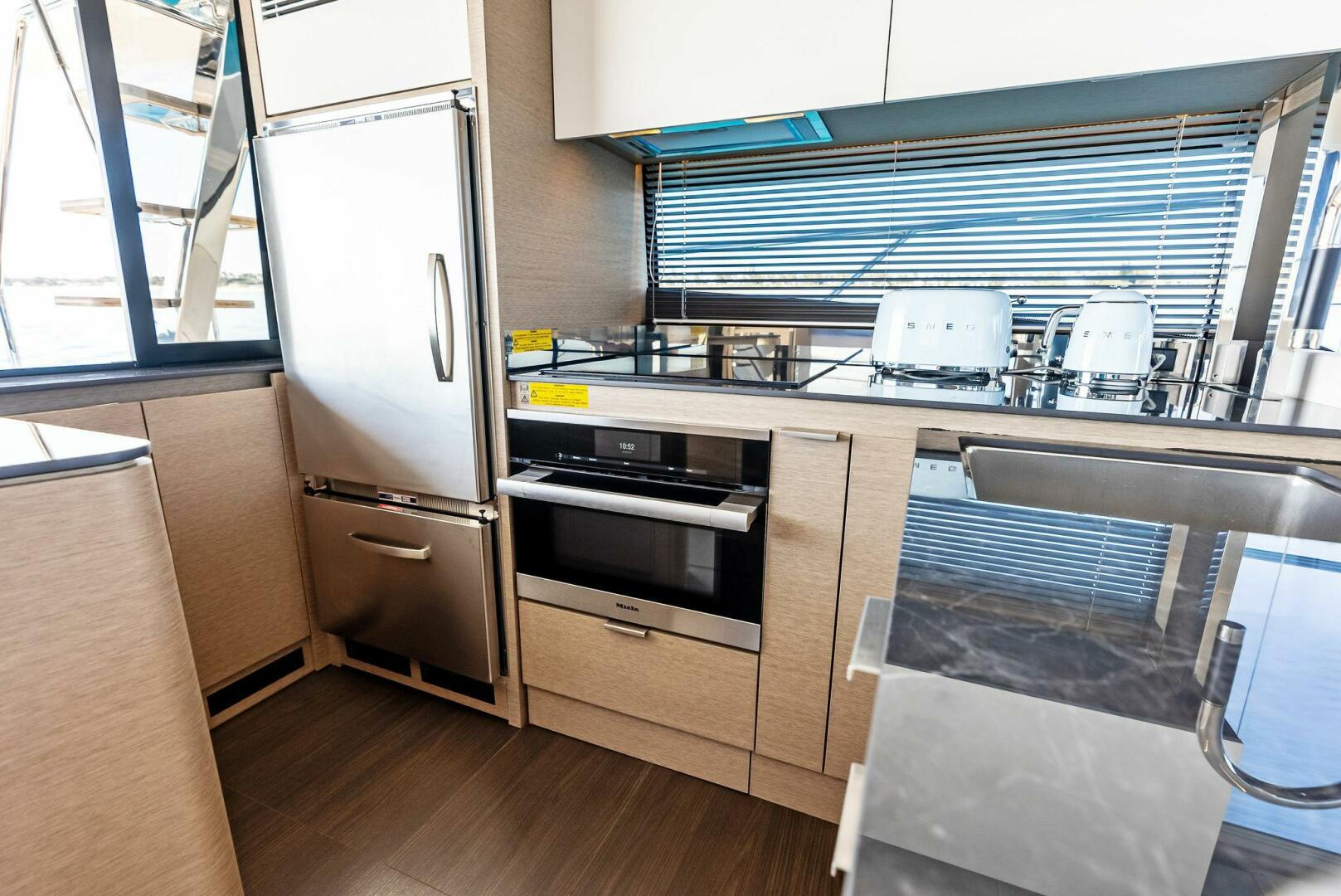 Slide: The Image of 2022 Prestige 590 Flybridge ANNA LOUISE - 4985298