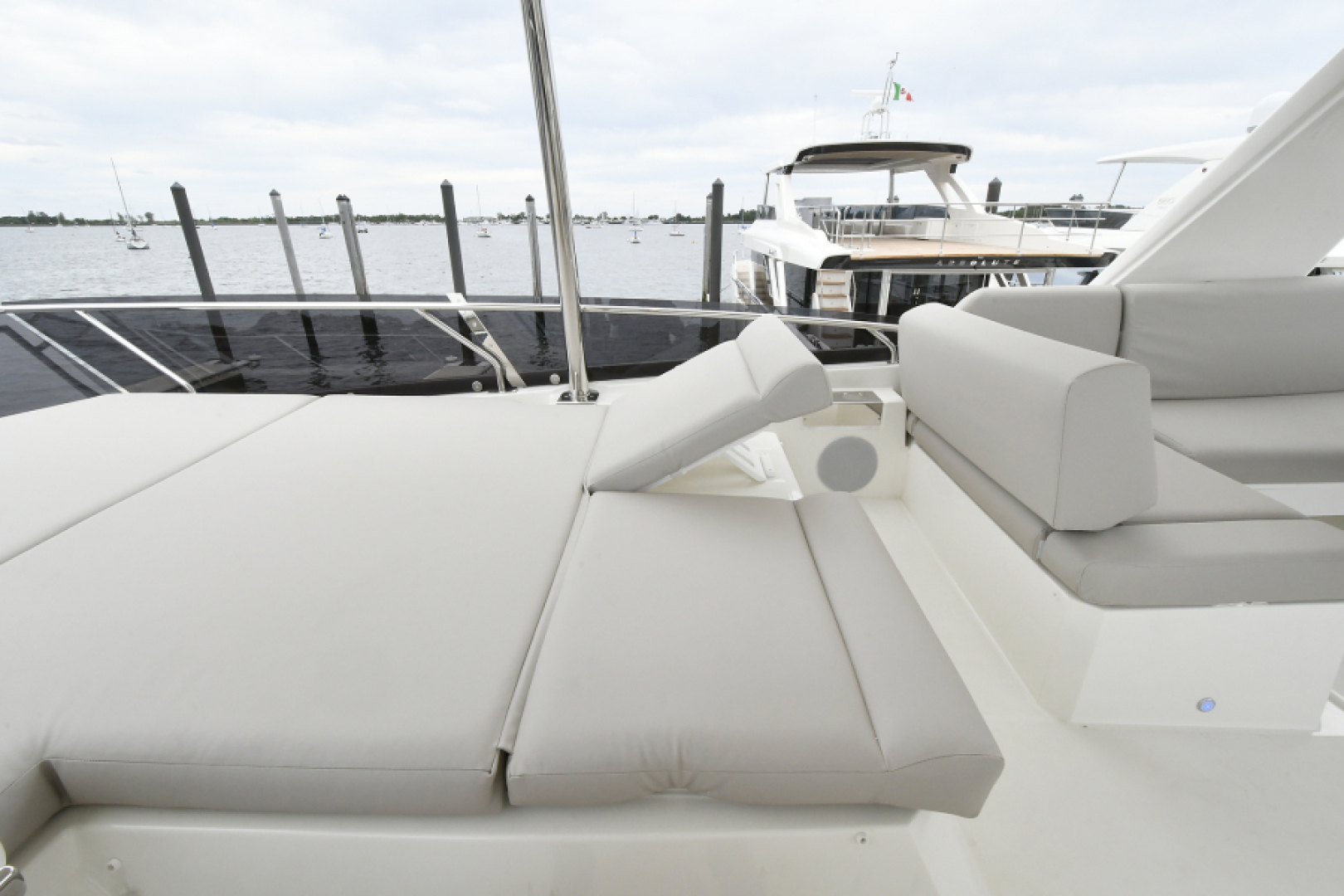 Slide: The Image of Flybridge Sunlounge - 3654948