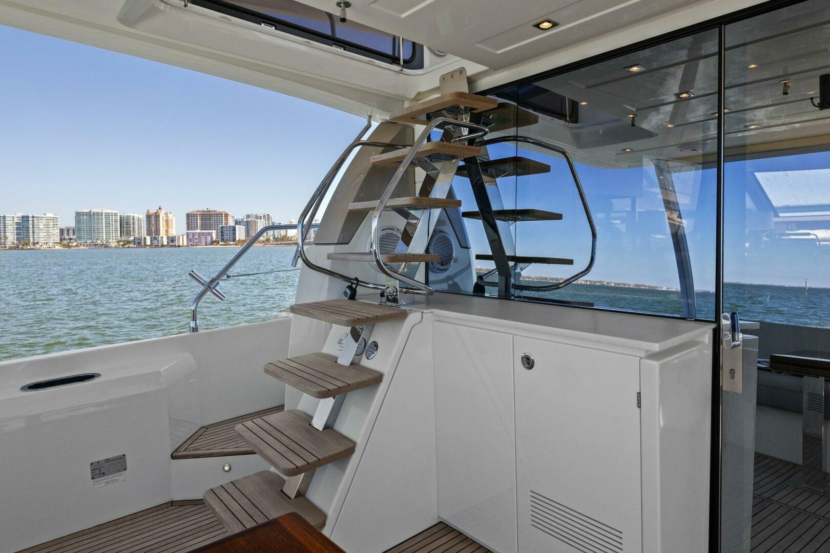 Slide: The Image of 2019 63 Prestige Flybridge - Radiant - 4769438