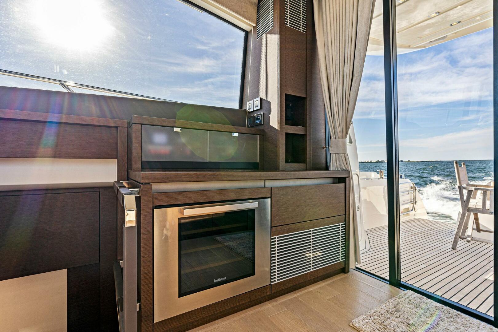Slide: The Image of 2019 63 Prestige Flybridge - RT Time - Salon - 4199702