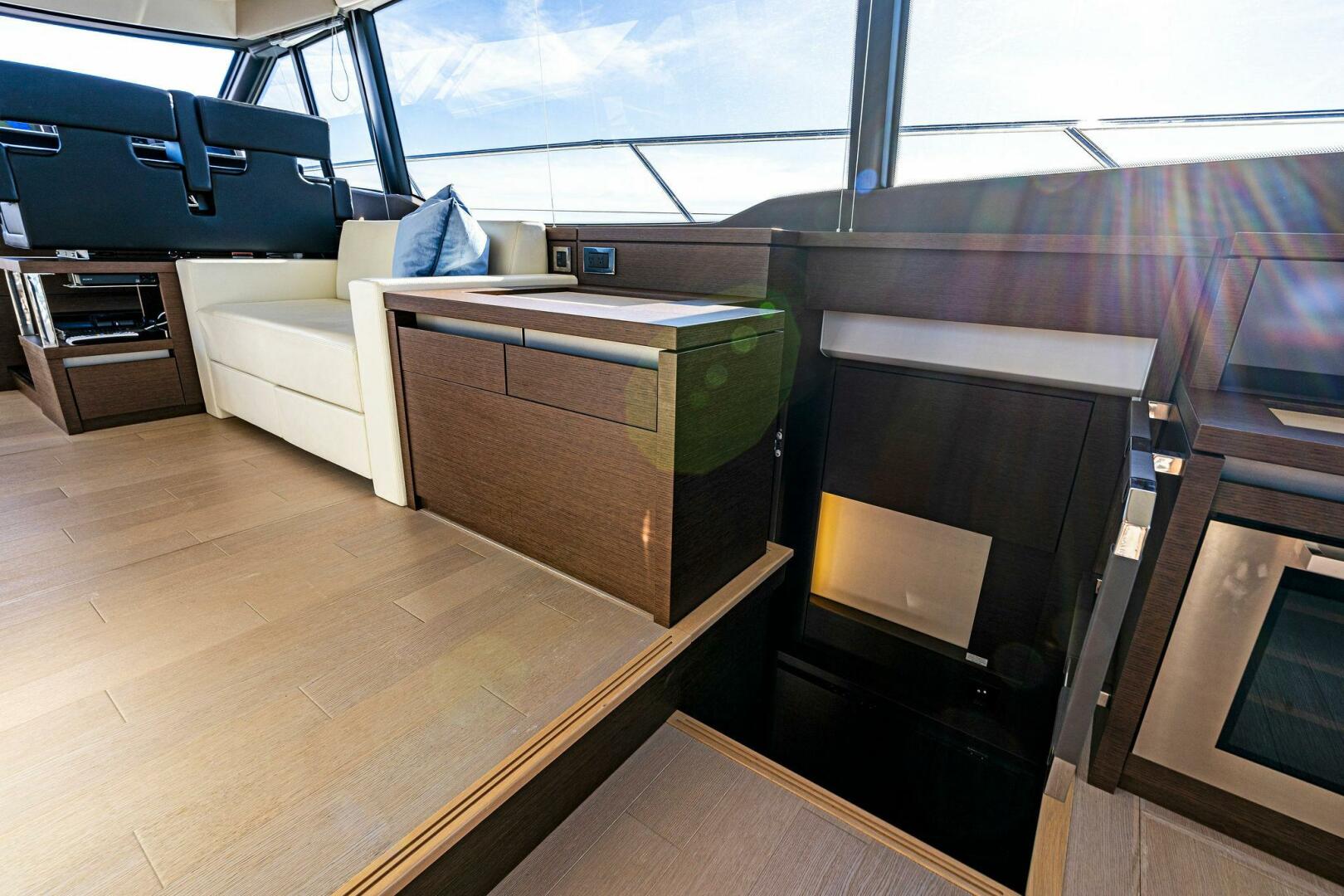Slide: The Image of 2019 63 Prestige Flybridge - RT Time - Salon TV - 4199703