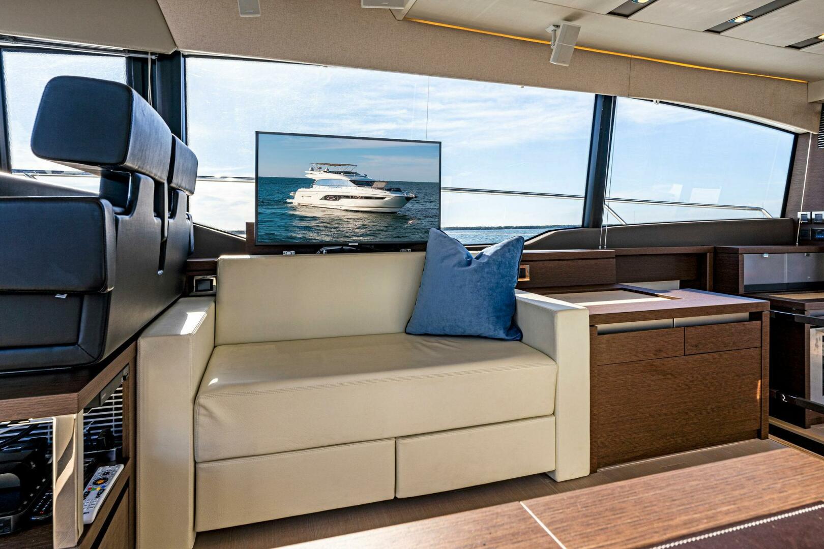 Slide: The Image of 2019 63 Prestige Flybridge - RT Time - Salon - 4199706