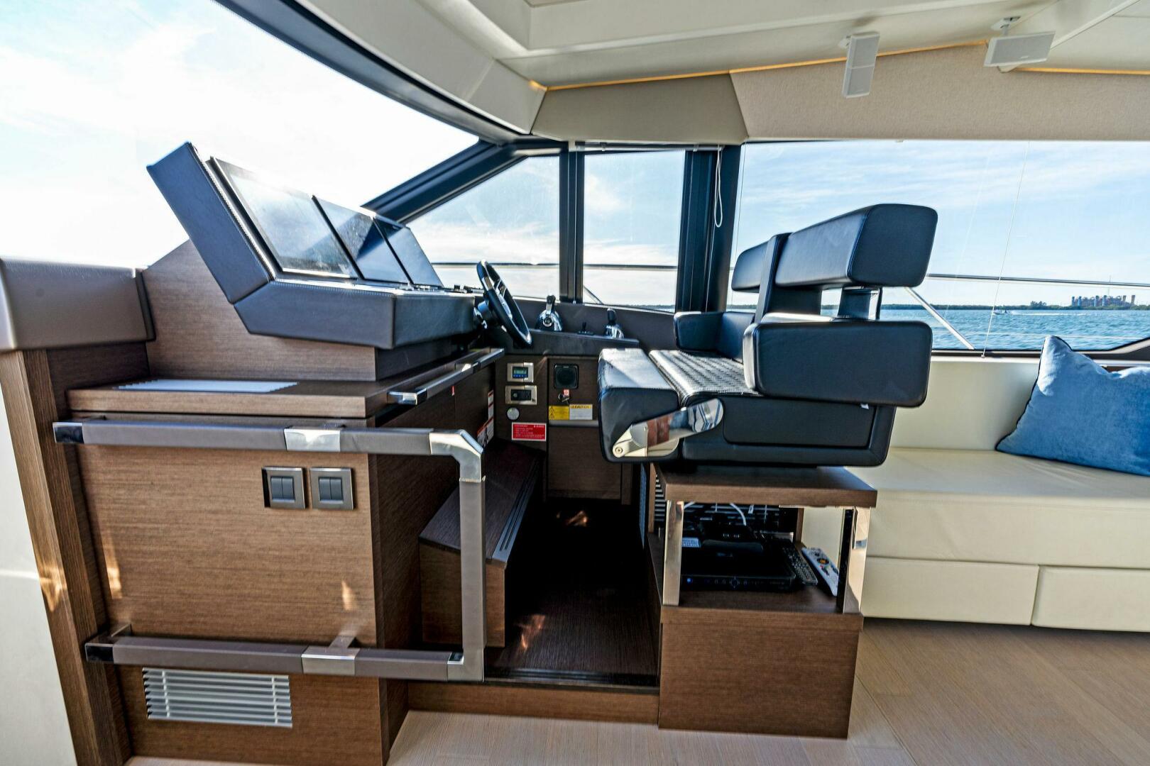 Slide: The Image of 2019 63 Prestige Flybridge - RT Time - Helm - 4199764