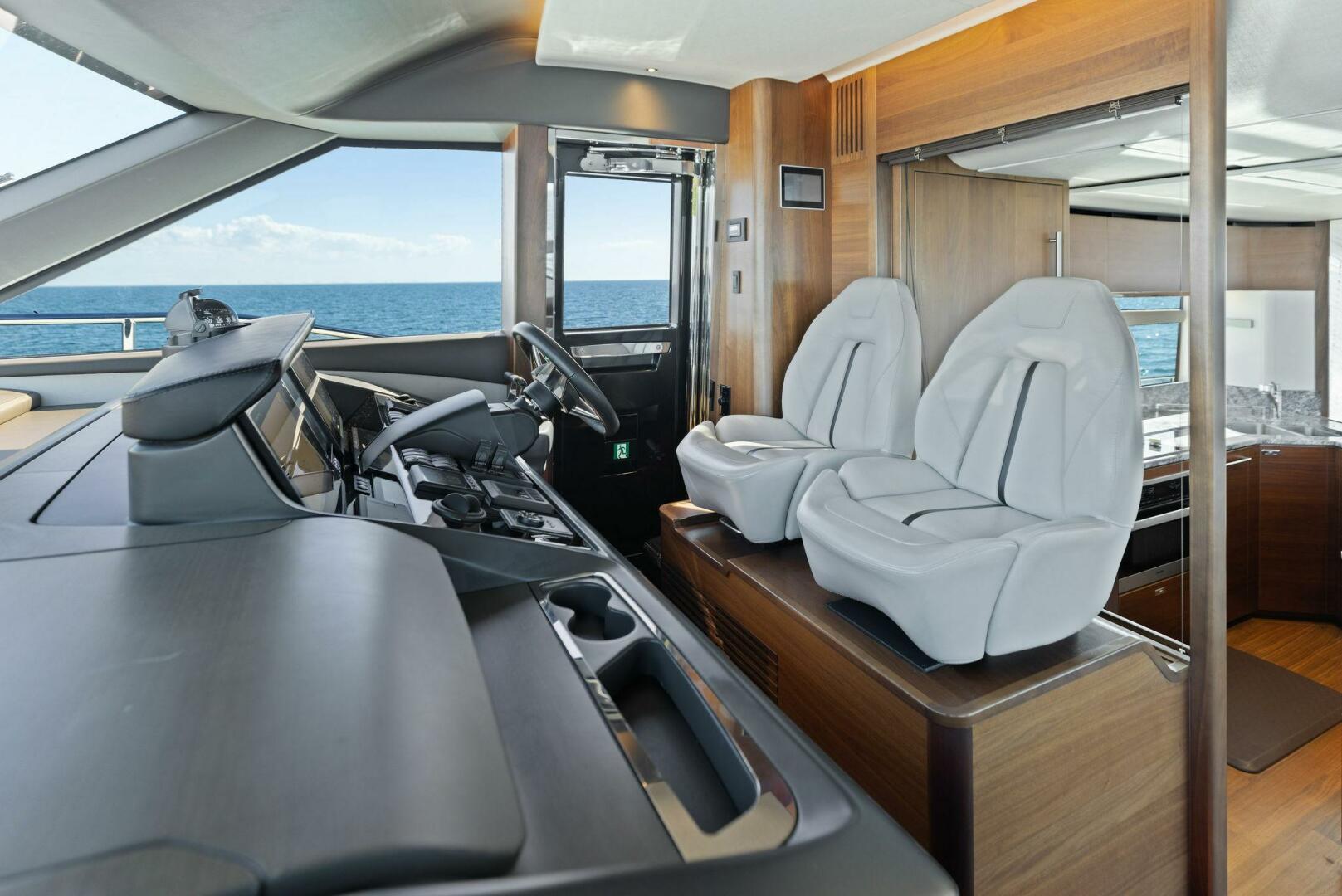 Slide: The Image of 2018 80 Princess Y75 - AMARULA SUN - Helm - 3991416