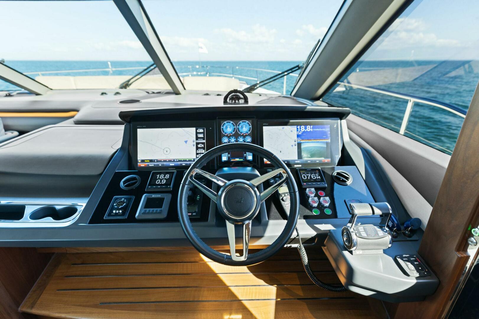 Slide: The Image of 2018 80 Princess Y75 - AMARULA SUN - Helm - 3991420