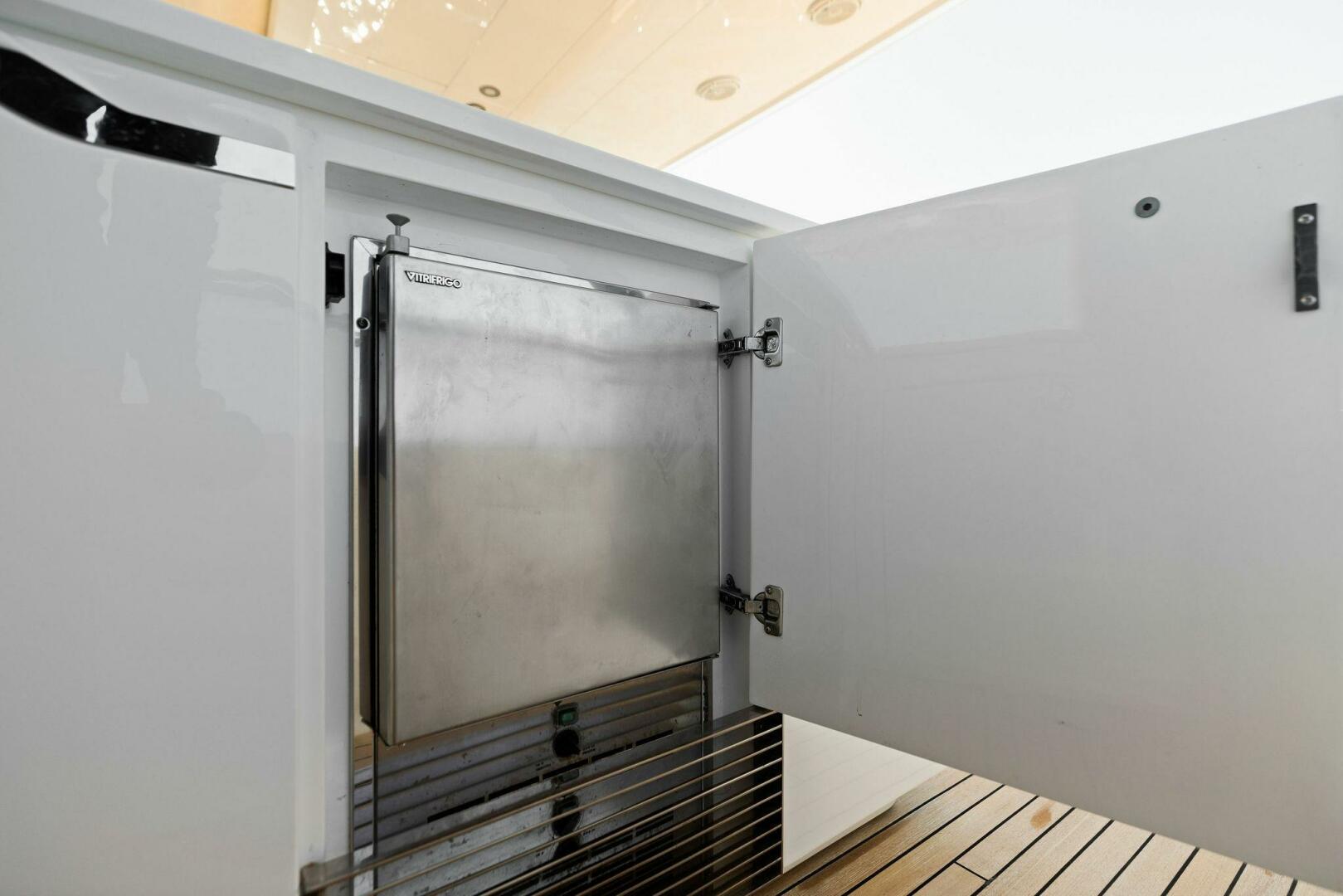 Slide: The Image of 2018 80 Princess Y75 - AMARULA SUN - Flybridge Refrigerator - 3991509