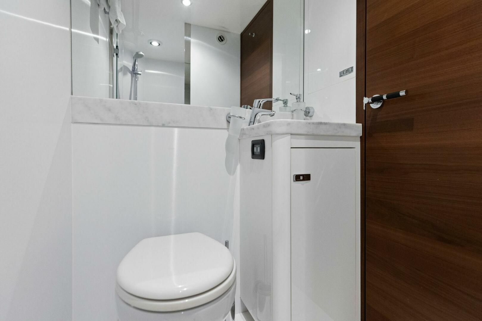 Slide: The Image of 2018 80 Princess Y75 - AMARULA SUN - Crew Head - 3991542