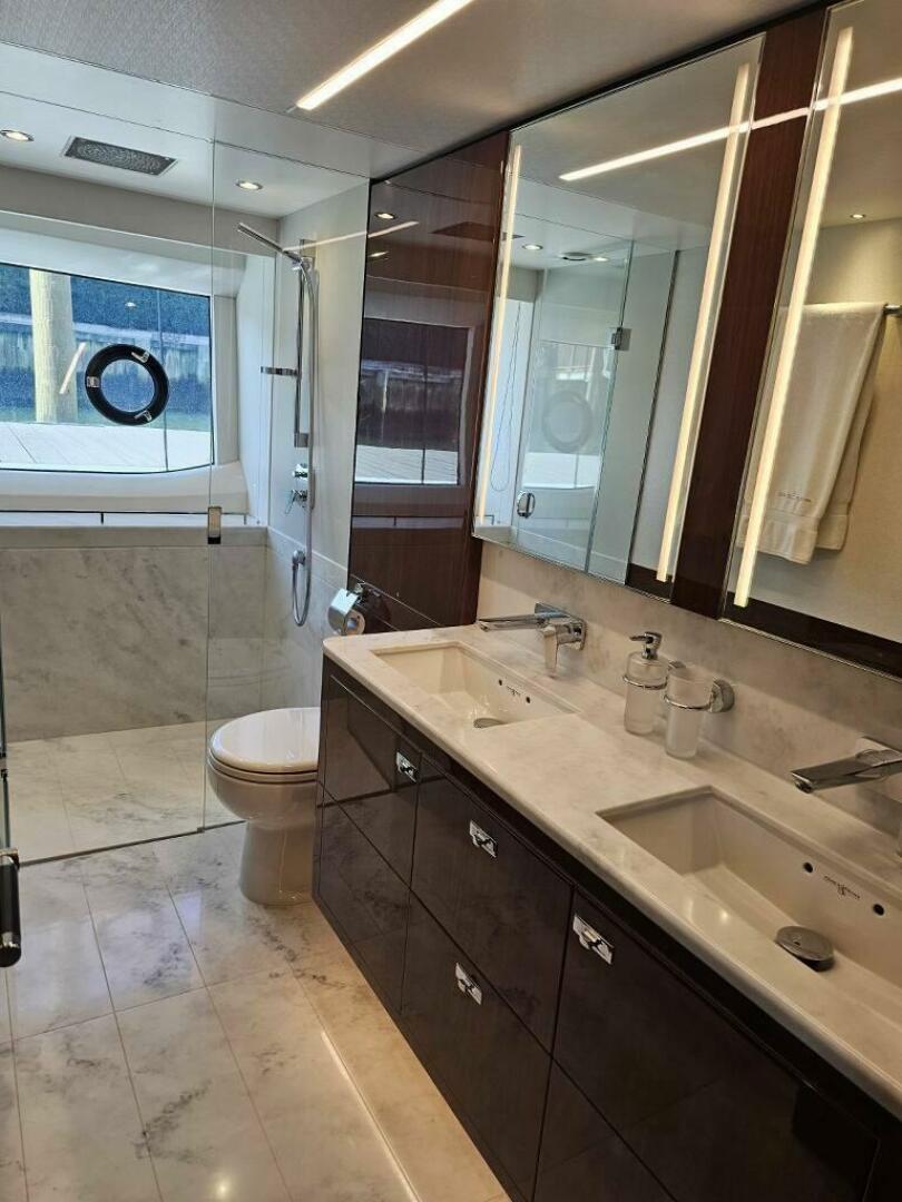 Slide: The Image of Head 2020 Y78 Motor Yacht Escape - 4726479