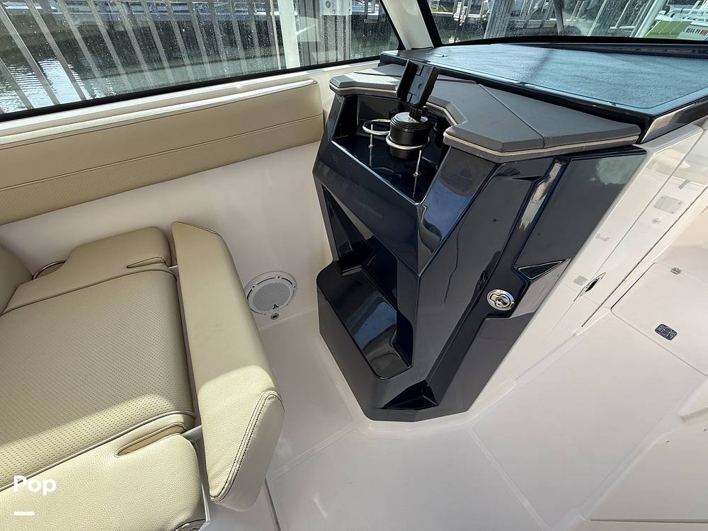 Slide: The Image of Huge Port Storage Accessable With Dash Opening - 15317209