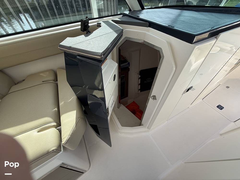 Slide: The Image of Huge Port Storage Accessable With Dash Opening - 15317210