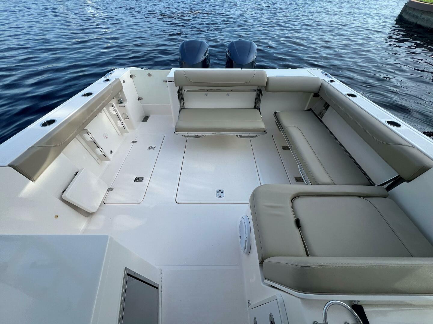 Slide: The Image of Pursuit 32 DC - Cockpit 2015 Pursuit 32 DC - 5454107