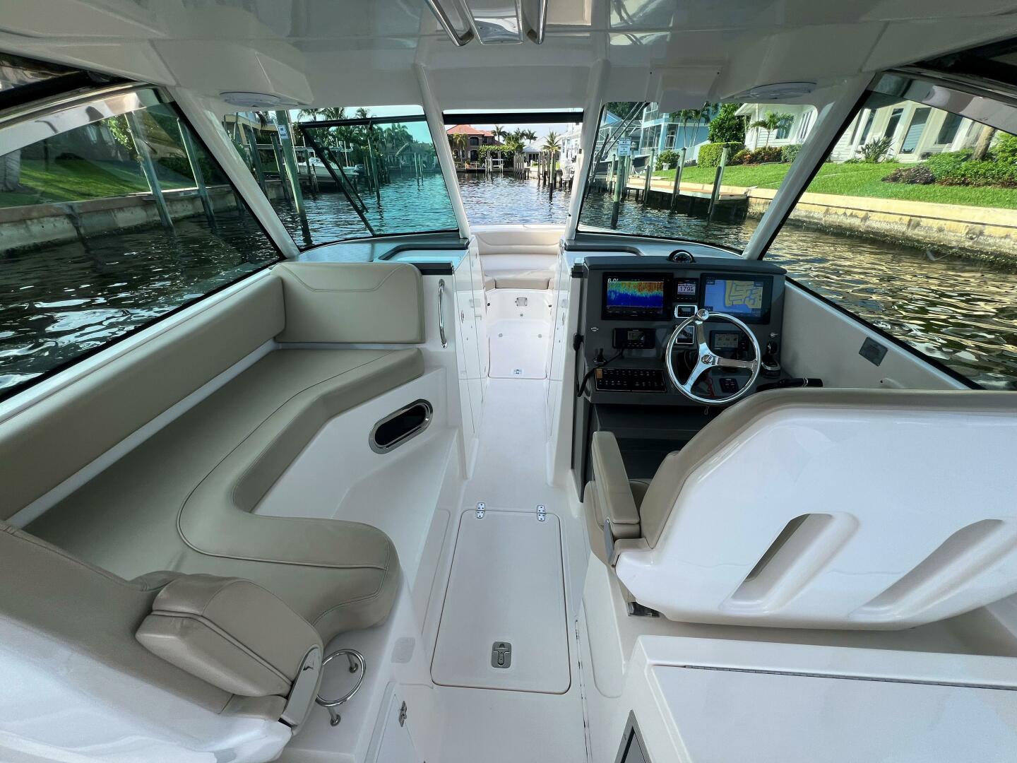 Slide: The Image of Pursuit 32 DC - Helm 2015 Pursuit 32 DC - 5454110