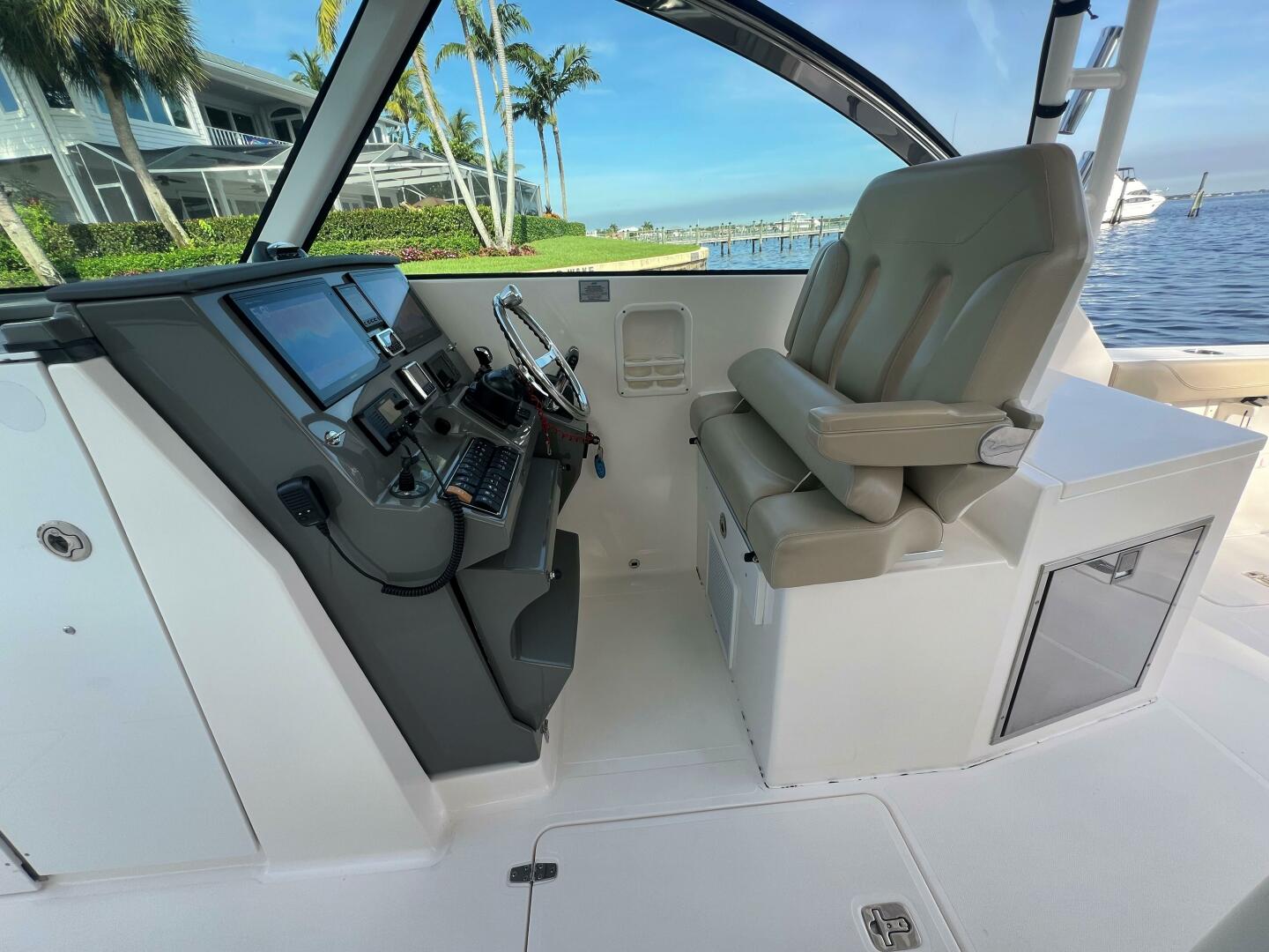 Slide: The Image of Pursuit 32 DC - Helm 2015 Pursuit 32 DC - 5454114