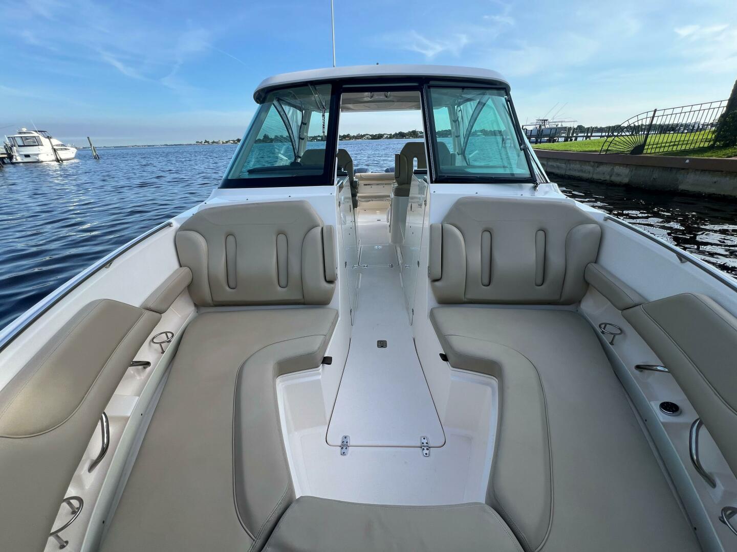 Slide: The Image of Pursuit 32 DC - Cockpit 2015 Pursuit 32 DC - 5454119