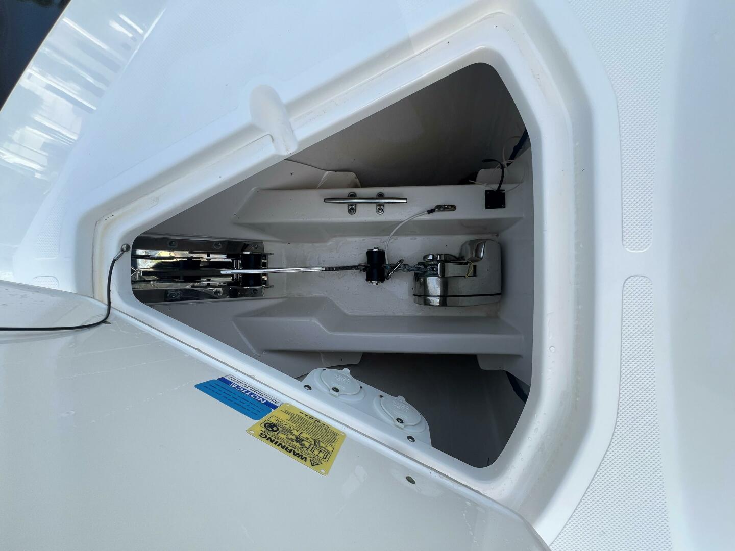 Slide: The Image of Pursuit 32 DC - Locker 2015 Pursuit 32 DC - 5454121