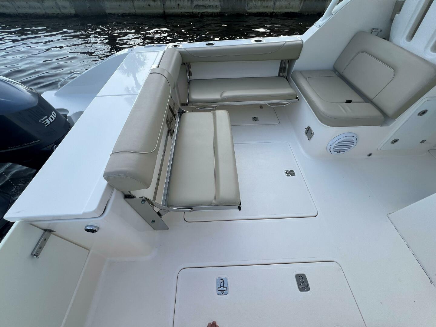 Slide: The Image of Pursuit 32 DC - Seating 2015 Pursuit 32 DC - 5454108