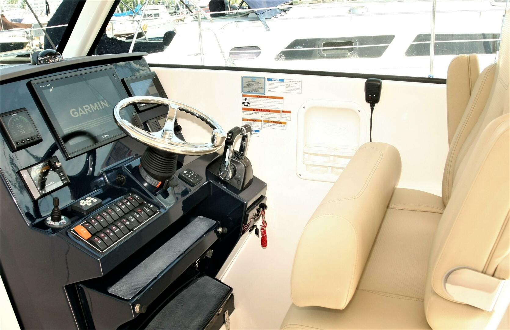 Slide: The Image of Pursuit 325 Dual Console 2018 - 4480823