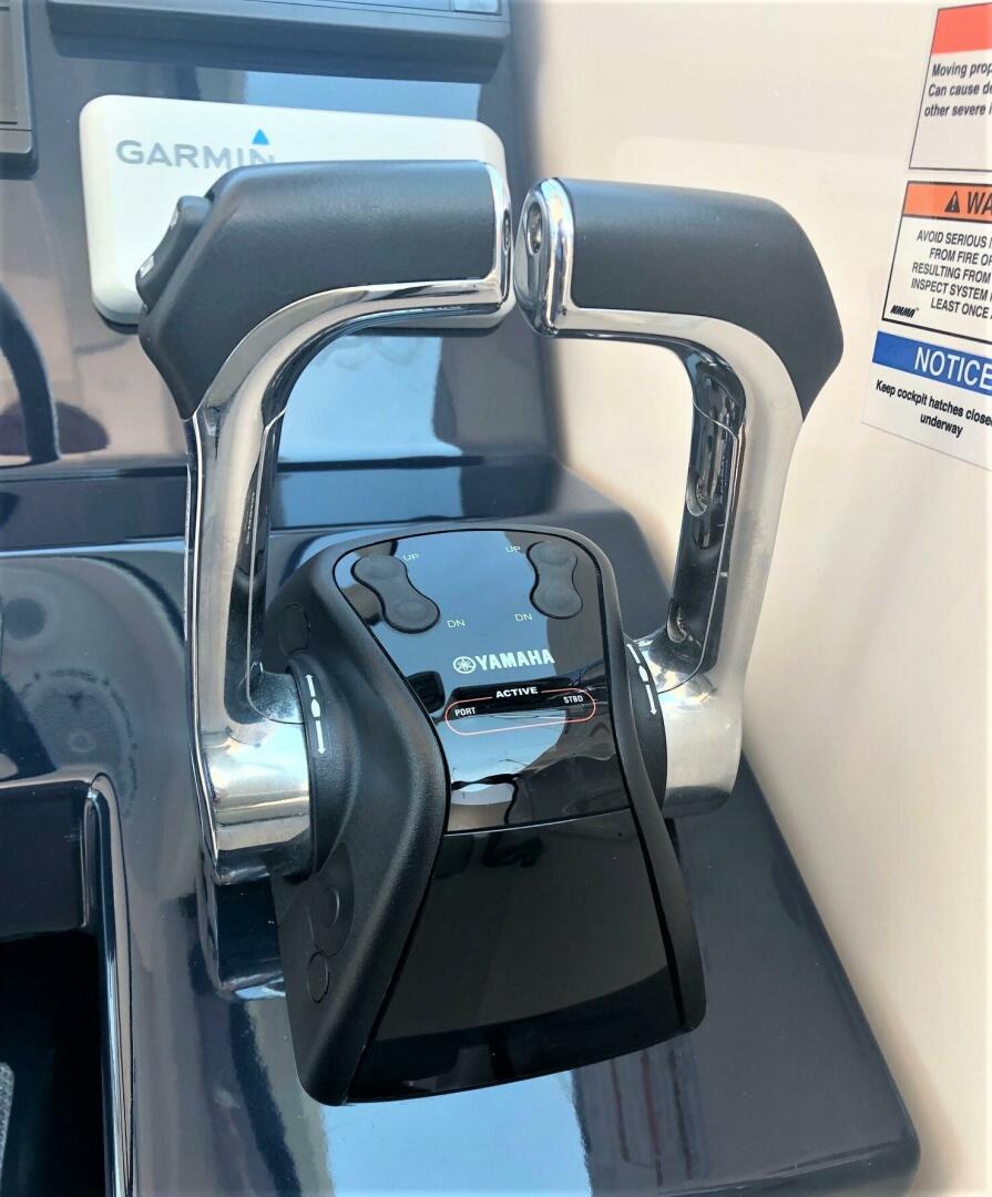 Slide: The Image of Pursuit 325 Dual Console 2018 - 4480870