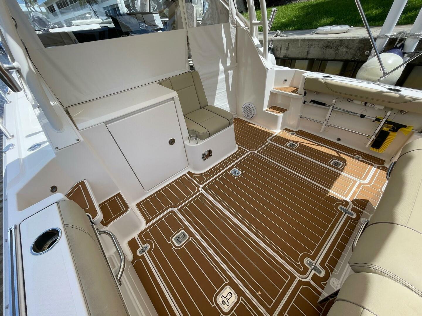 Slide: The Image of Pursuit 32 False Echoes- Cockpit 2017 32 Pursuit 325 OS False Echoes - 5506926