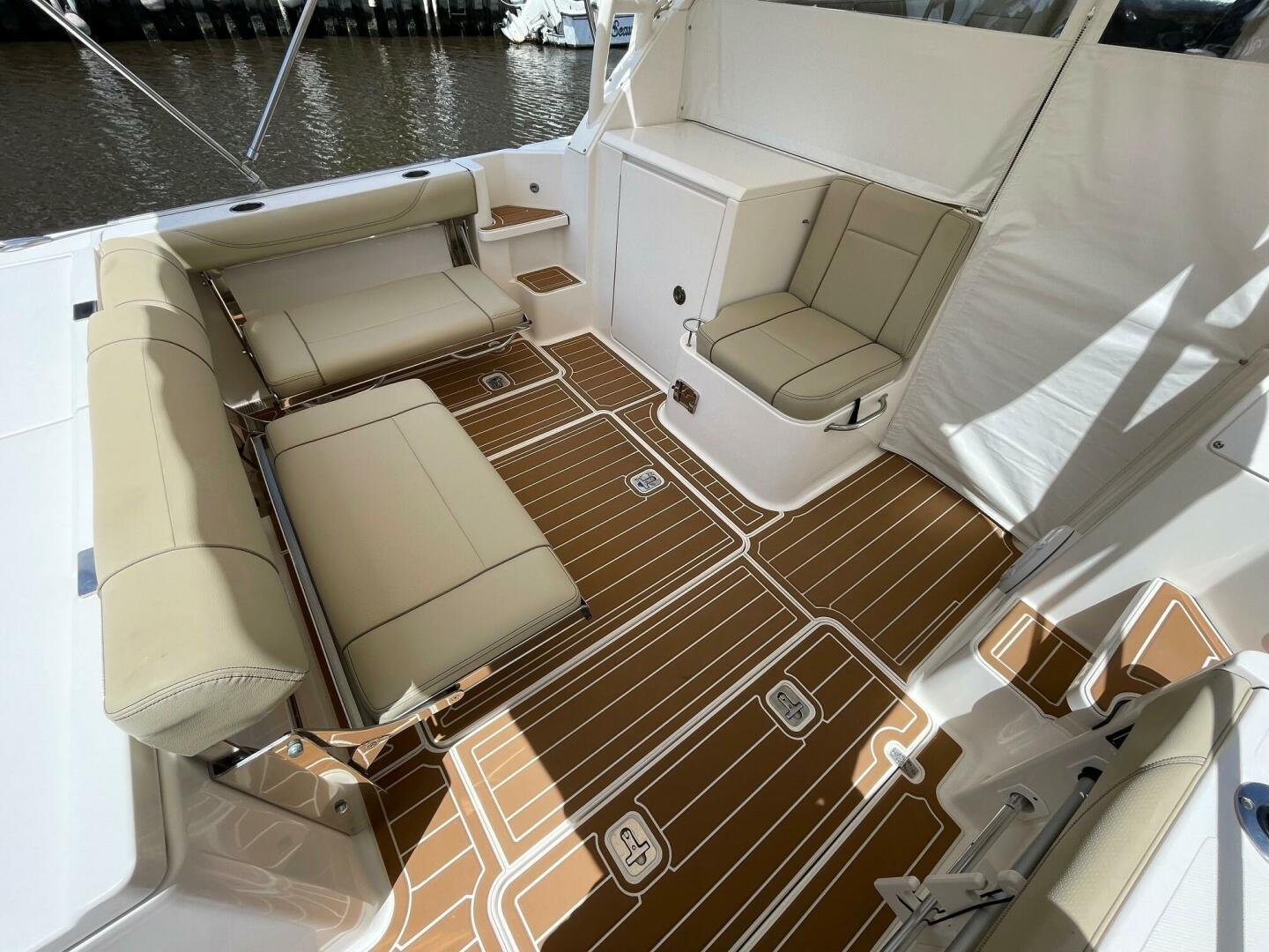 Slide: The Image of Pursuit 32 False Echoes- Cockpit 2017 32 Pursuit 325 OS False Echoes - 5506934