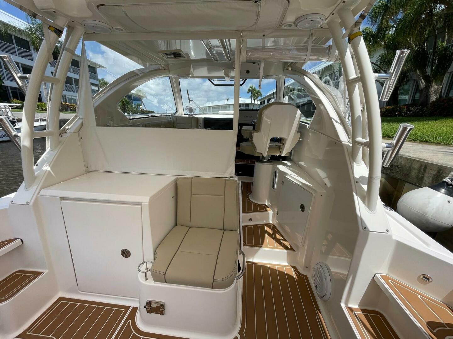 Slide: The Image of Pursuit 32 False Echoes- Cockpit 2017 32 Pursuit 325 OS False Echoes - 5507176