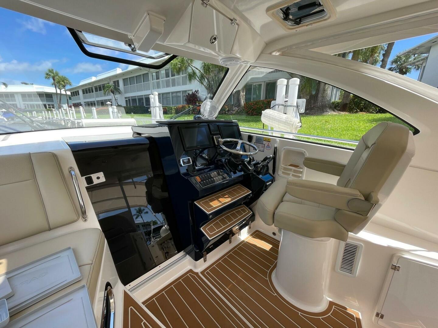 Slide: The Image of Pursuit 32 False Echoes- Helm 2017 32 Pursuit 325 OS False Echoes - 5507182