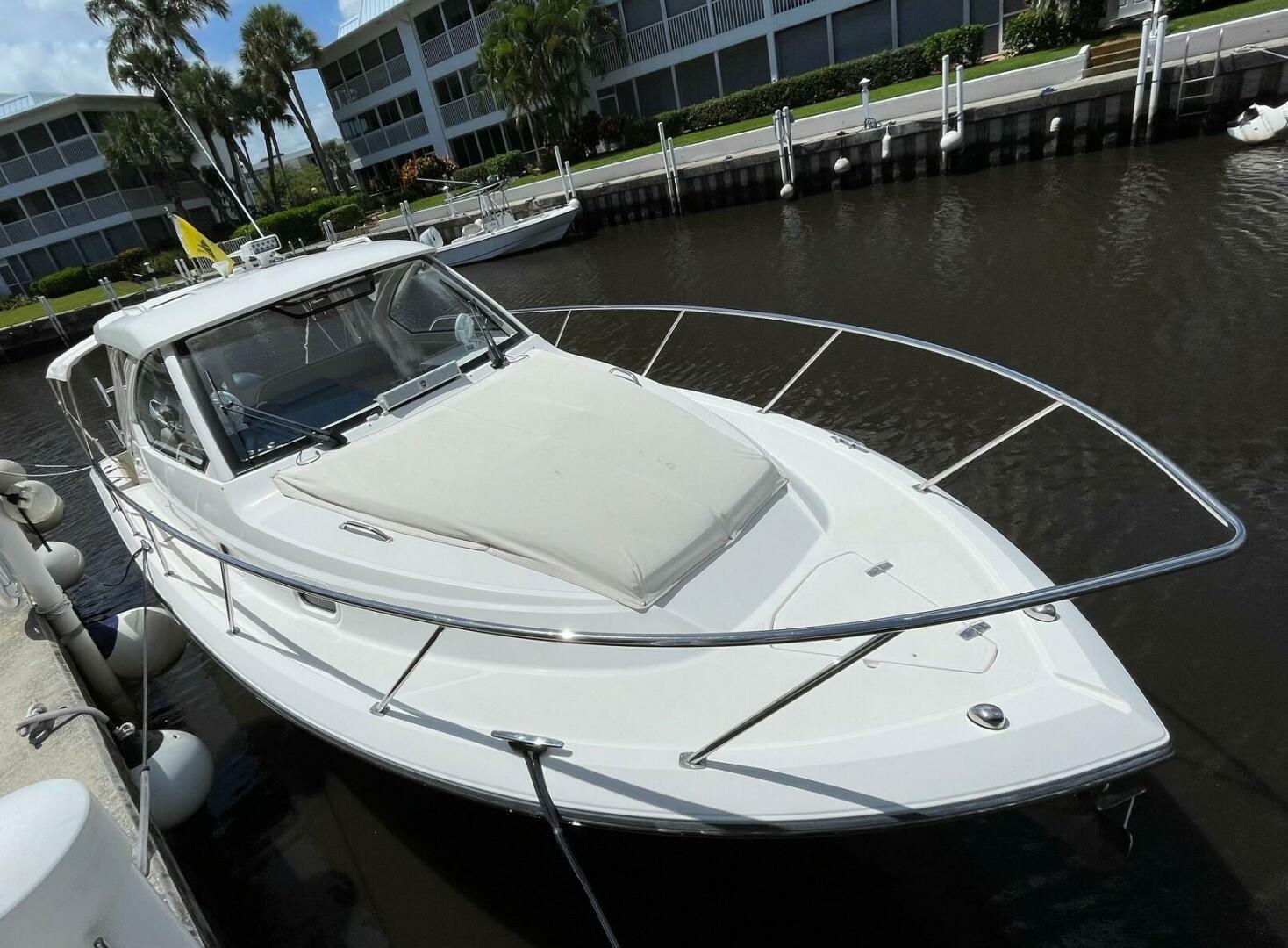 Slide: The Image of Pursuit 32 False Echoes- Bow 2017 32 Pursuit 325 OS False Echoes - 5507186