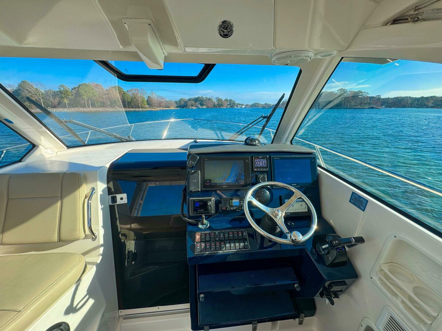 Slide: The Image of Pursuit OS 325 Offshore 2018 - 4889479