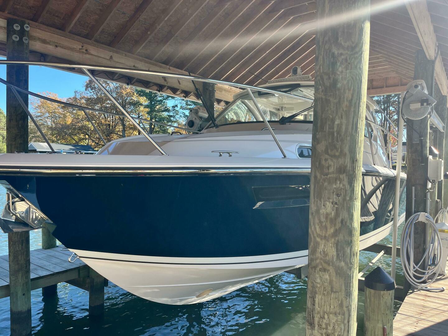 Slide: The Image of Pursuit OS 325 Offshore 2018 - 4889464