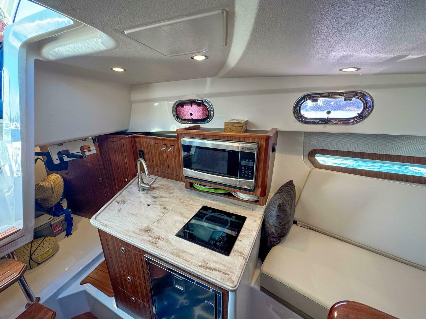 Slide: The Image of Pursuit OS 325 Offshore 2018 - 4889511