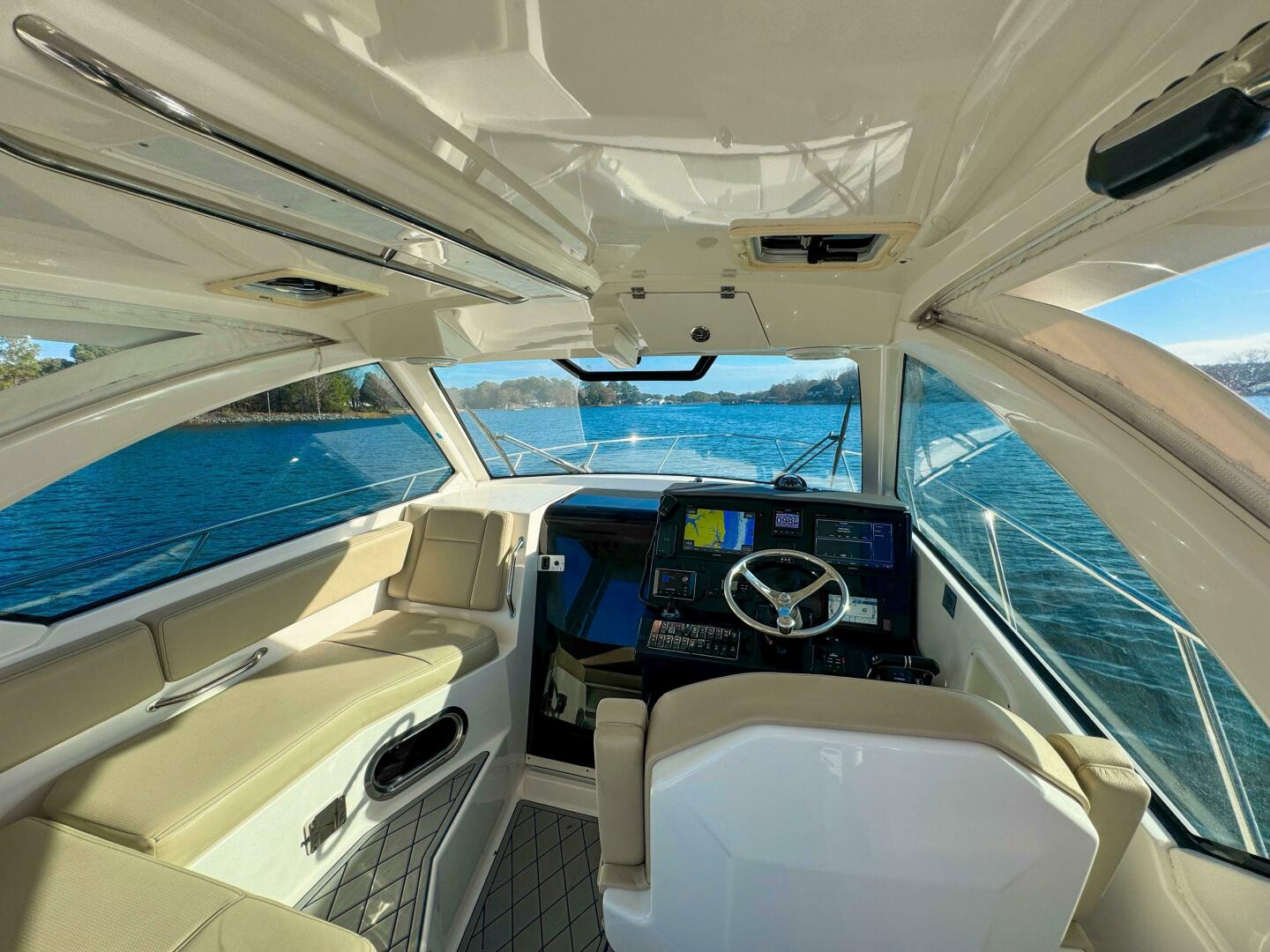 Slide: The Image of Pursuit OS 325 Offshore 2018 - 4889480