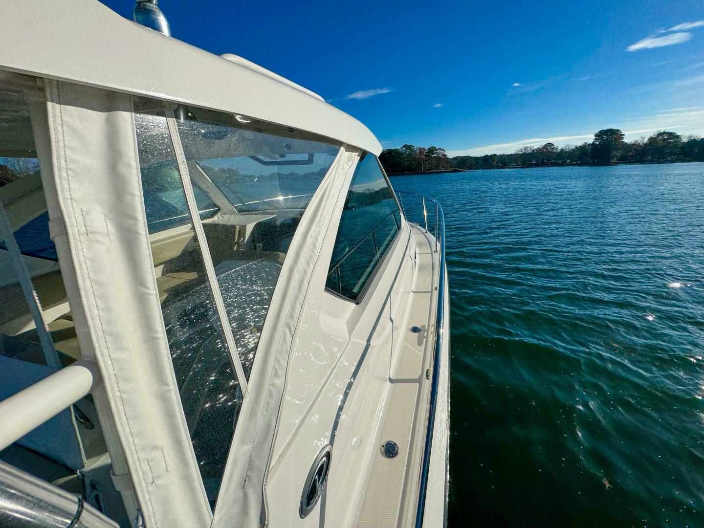 Slide: The Image of Pursuit OS 325 Offshore 2018 - 4889493