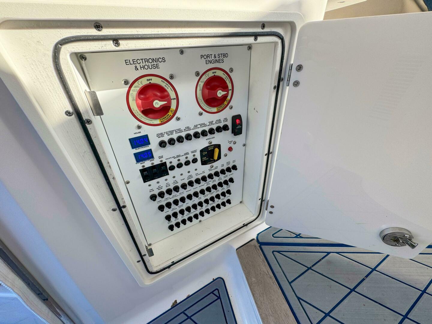 Slide: The Image of Pursuit OS 325 Offshore 2018 - 4889497