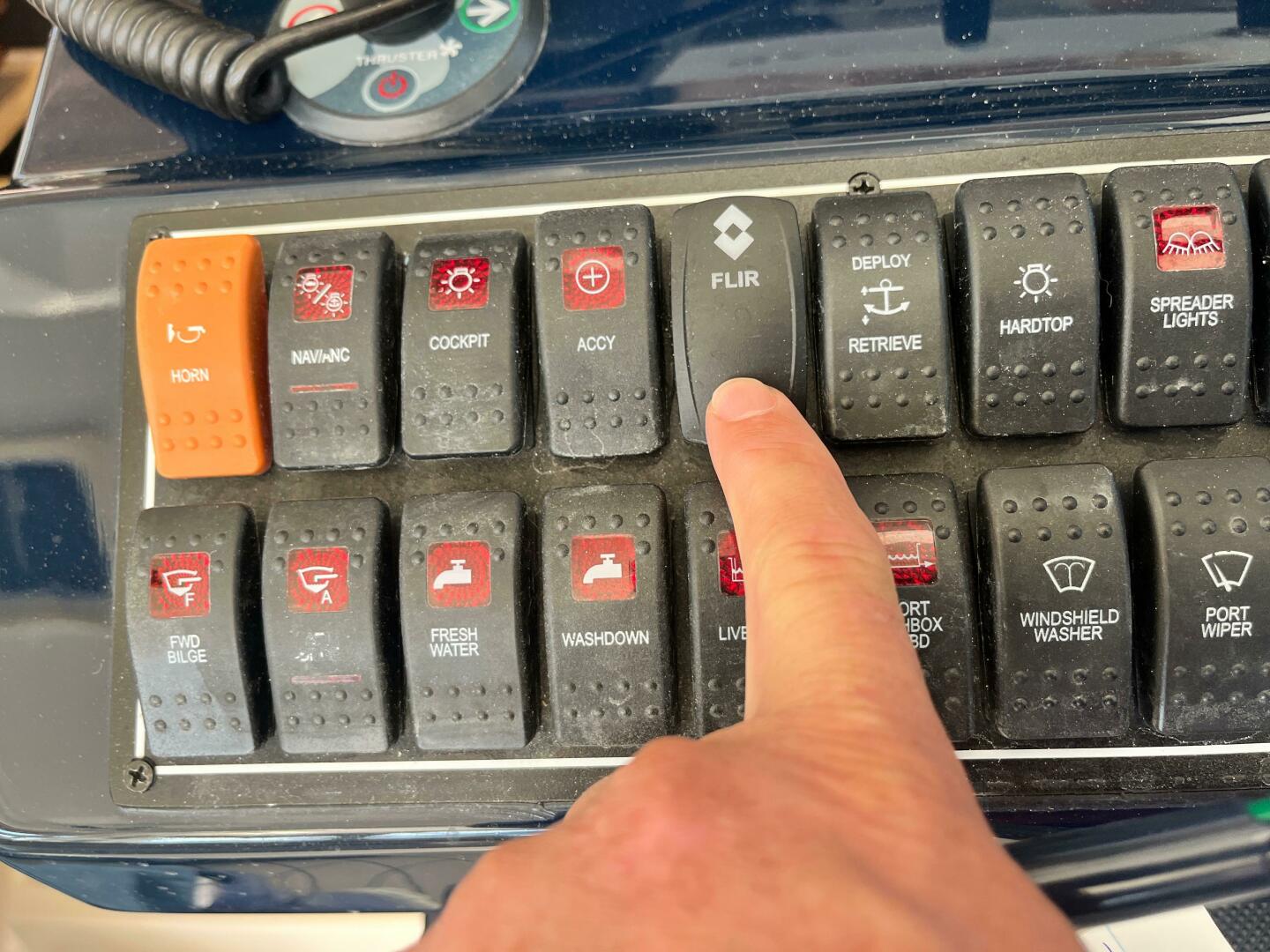Slide: The Image of Pursuit OS 325 Offshore 2018 - 4889472
