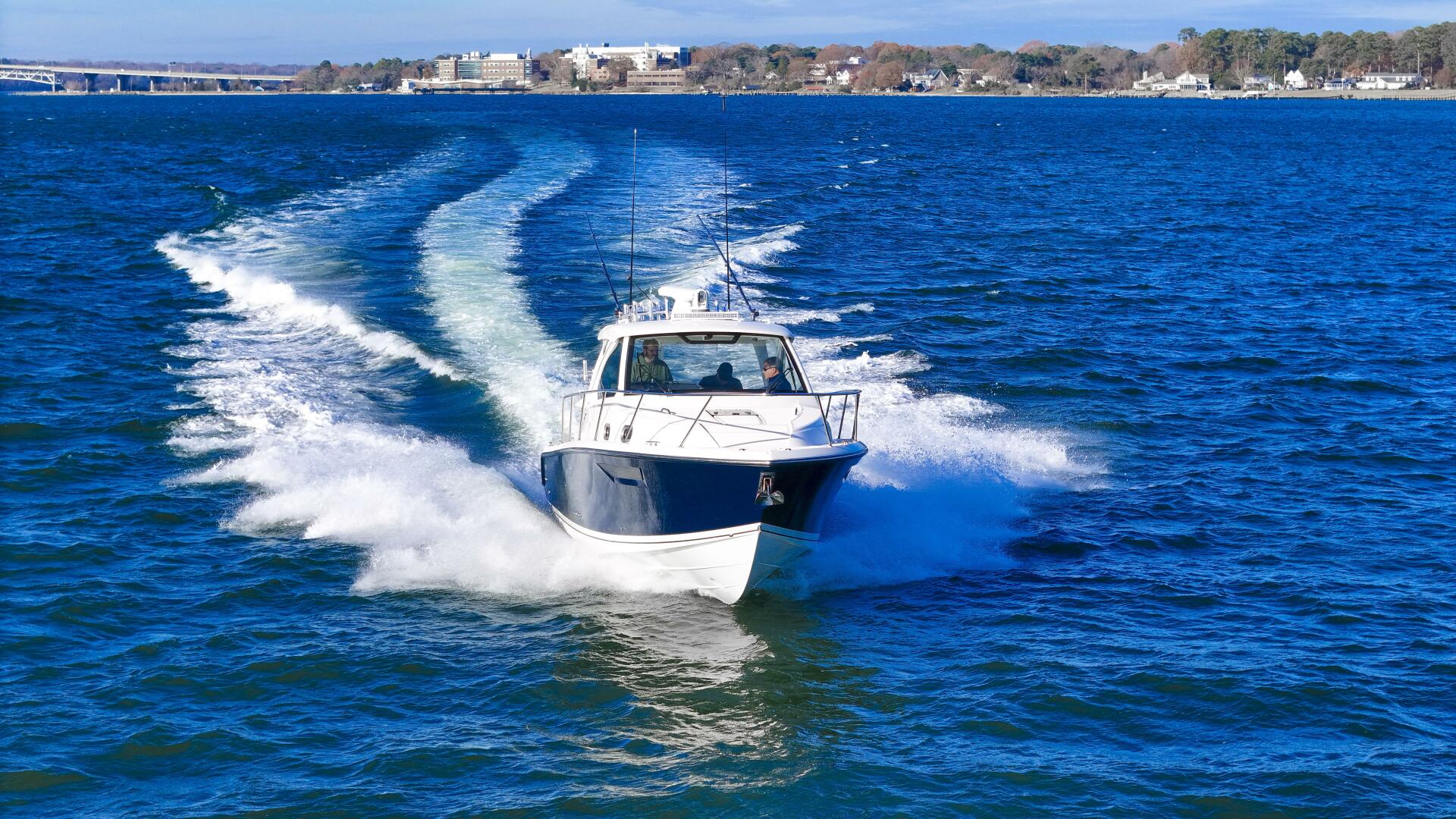 Slide: The Image of Pursuit OS 325 Offshore 2018 - 4889891