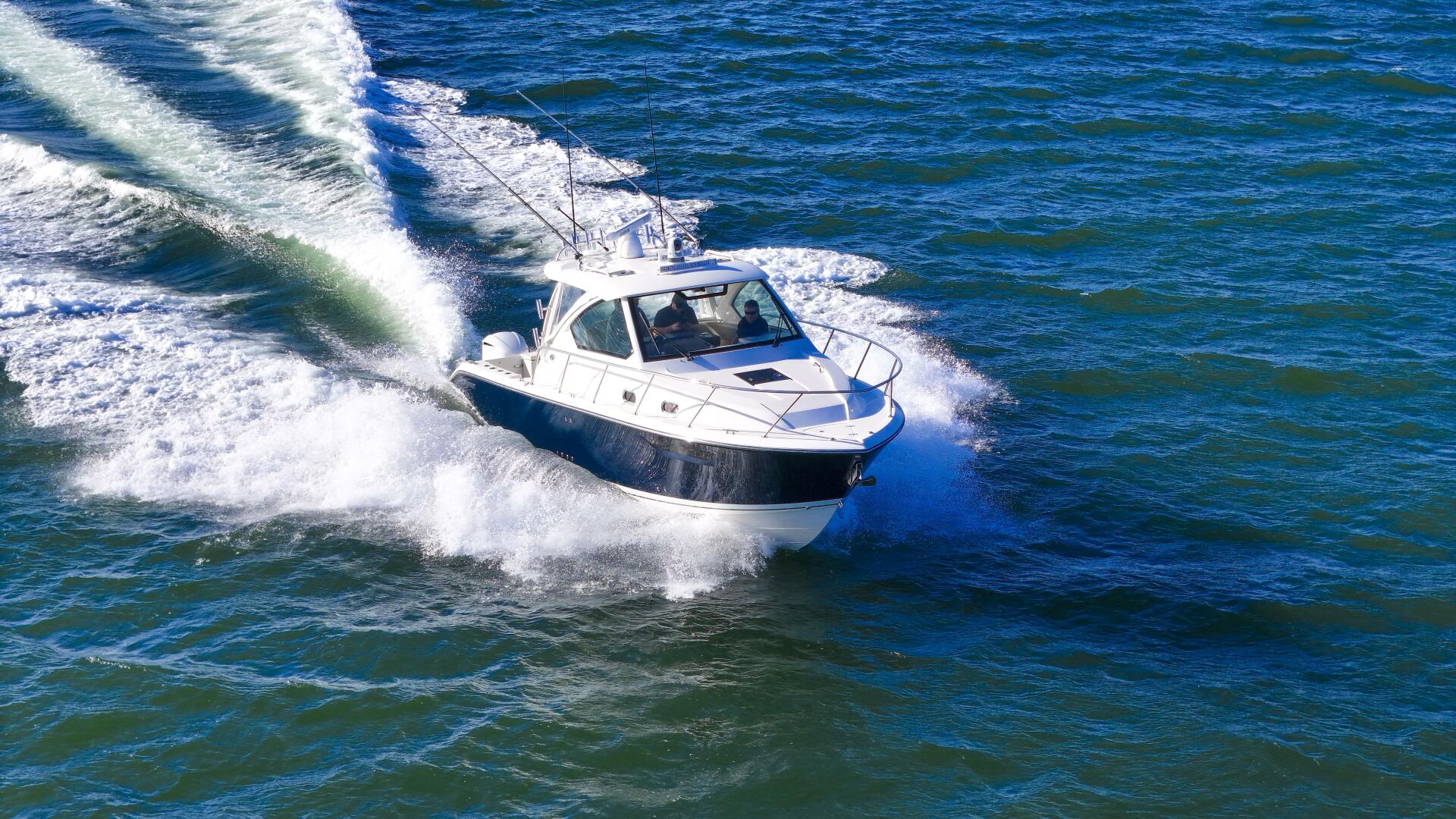 Slide: The Image of Pursuit OS 325 Offshore 2018 - 4889896