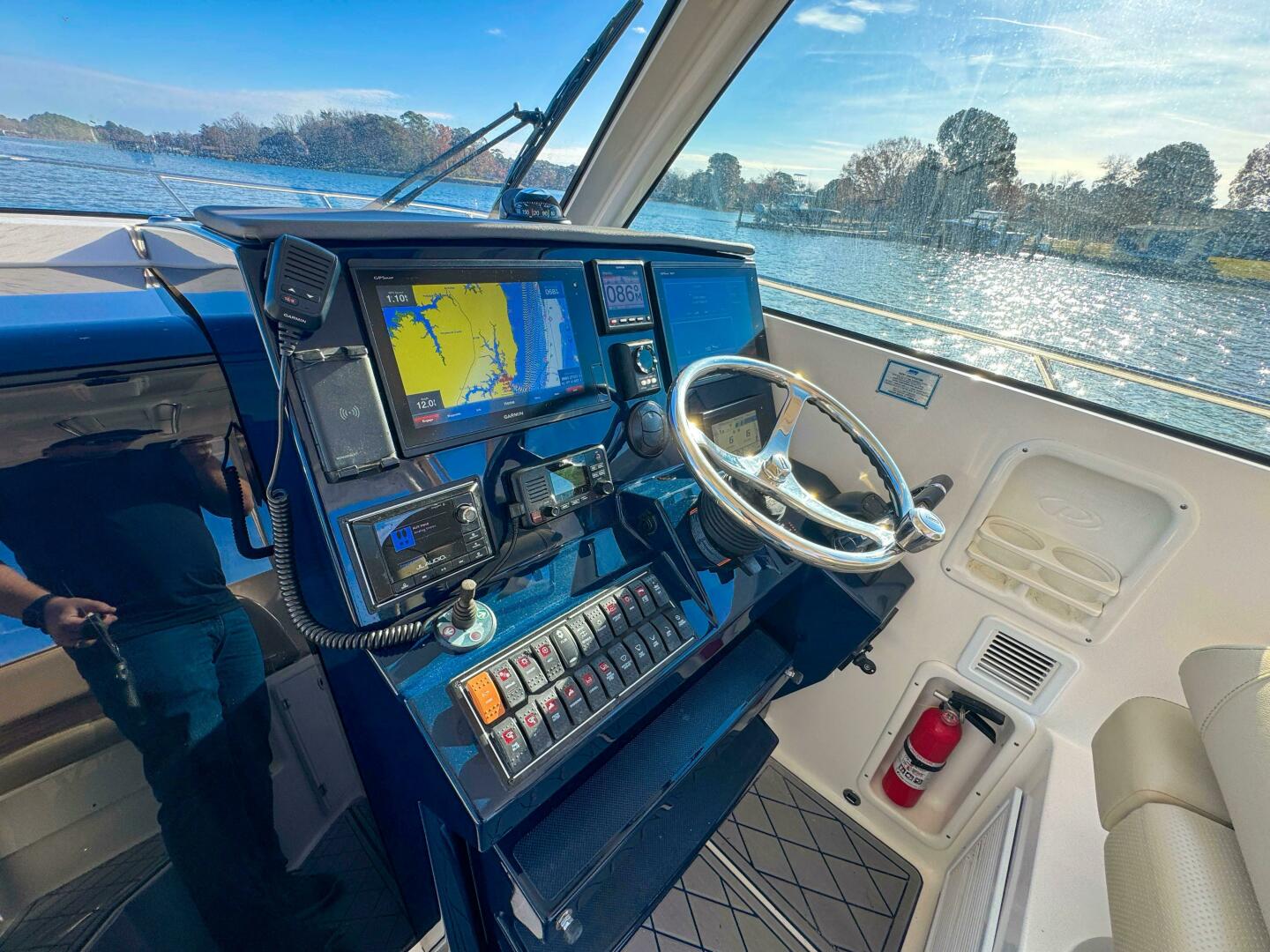 Slide: The Image of Pursuit OS 325 Offshore 2018 - 4889486