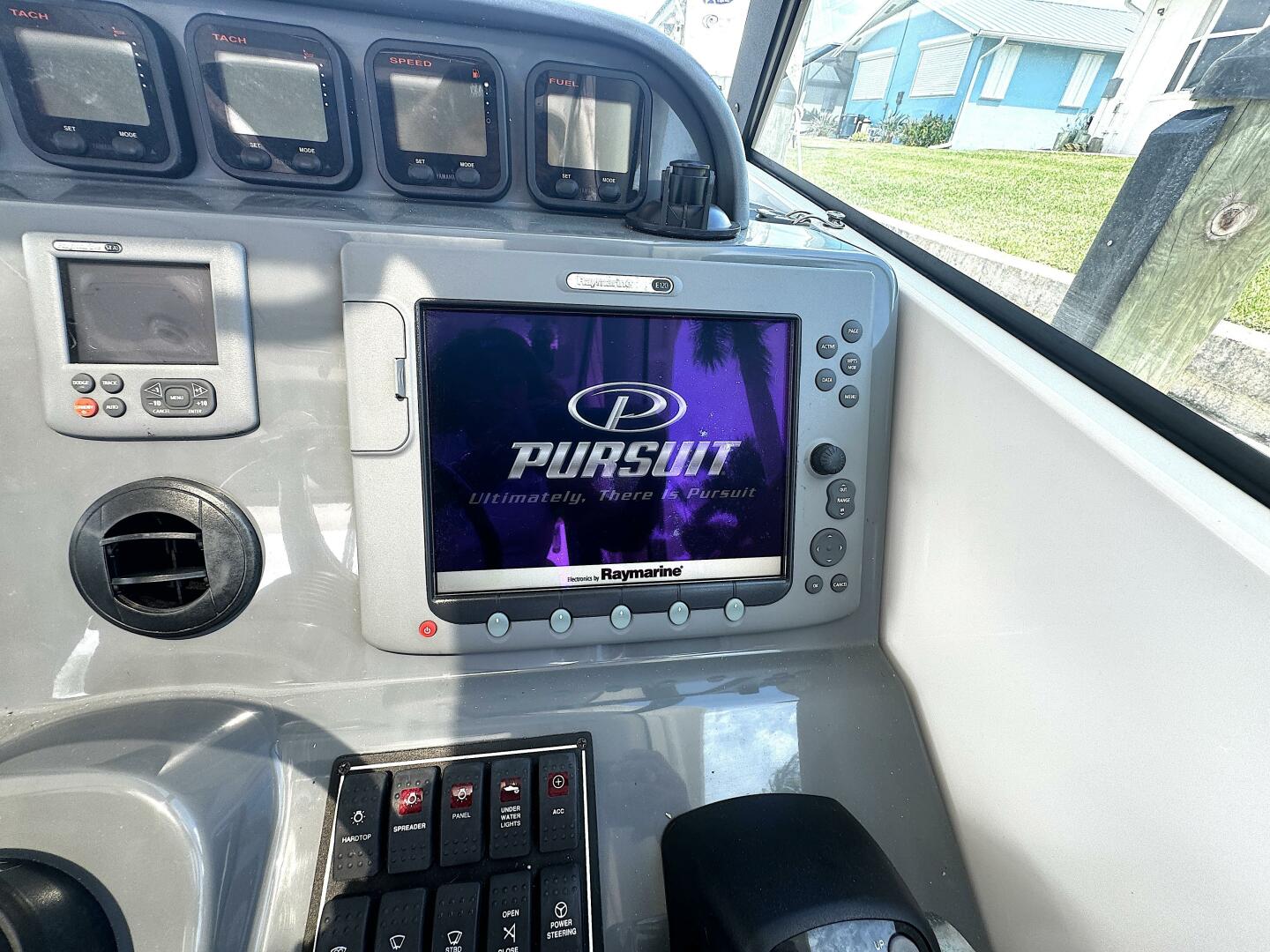 Slide: The Image of 36ft Pursuit 2010 OS345 Liberty - Electronics - 4486709