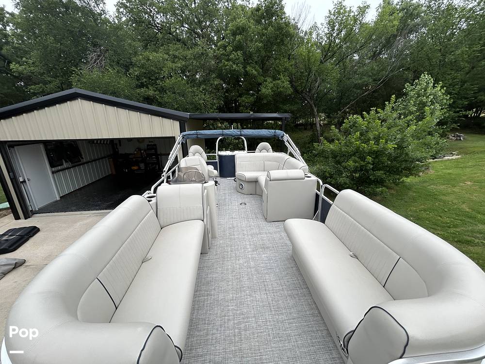 Slide: The Image of Qwest LE820 XRE CR 2021 - 15473923