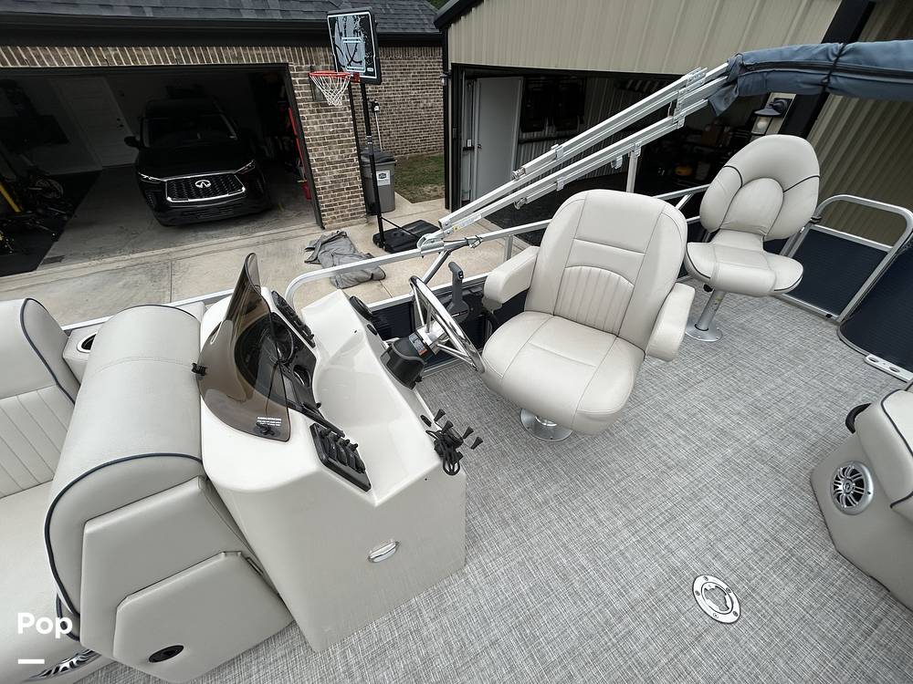 Slide: The Image of Qwest LE820 XRE CR 2021 - 15473929