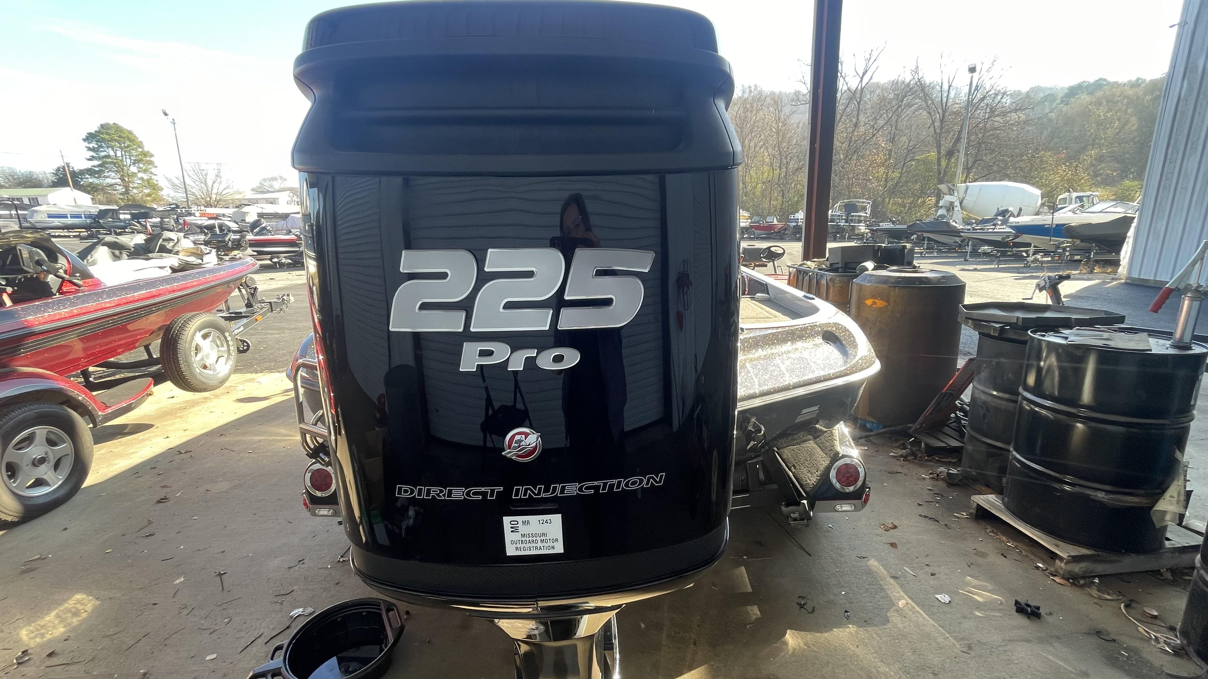 Slide: The Image of 2018 Ranger Z519C boat with 225 Pro Direct Injection outboard motor. - 16