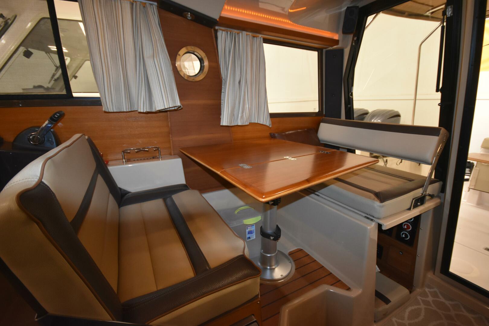 Slide: The Image of Ranger Tug R-27 LE 2019 - 5157119